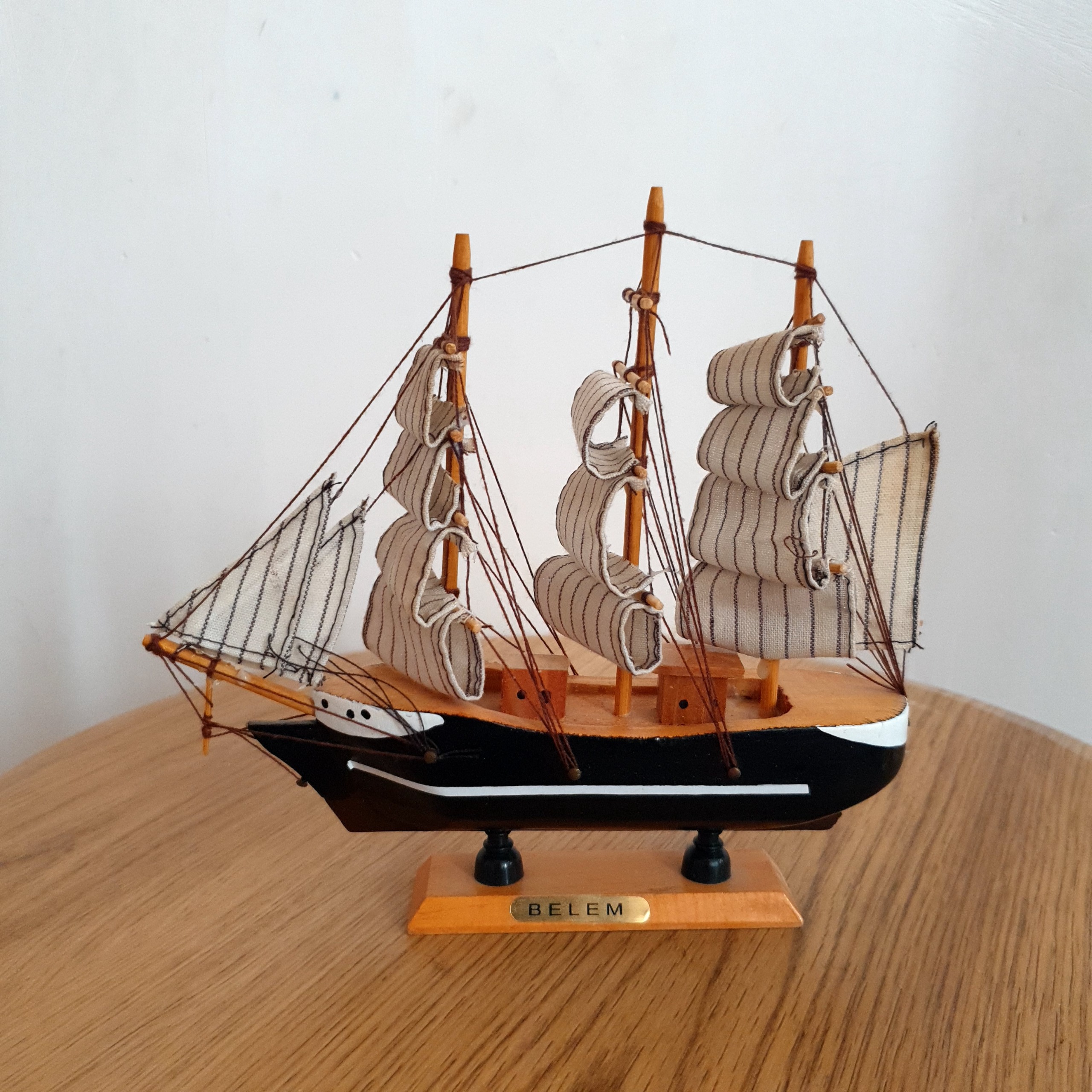 کشتی چوبی بادبانی کوچک زیبا