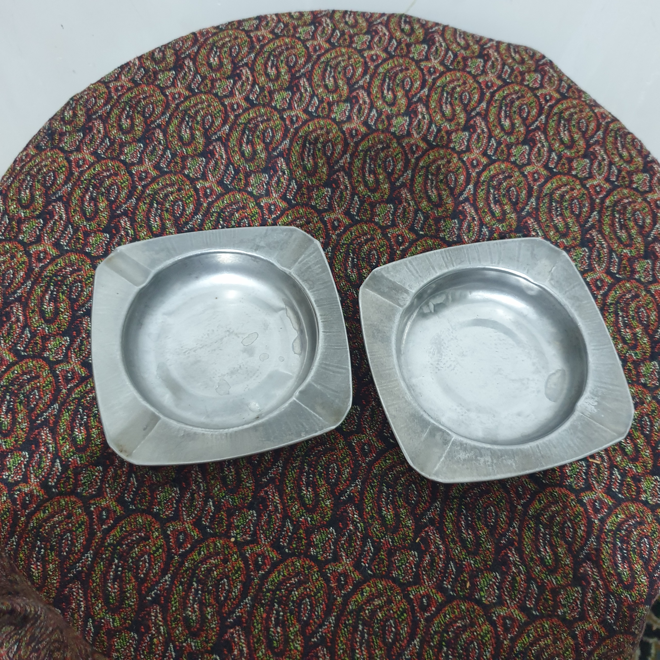 یک جفت زیرسیگاری قدیمی نوستالژی