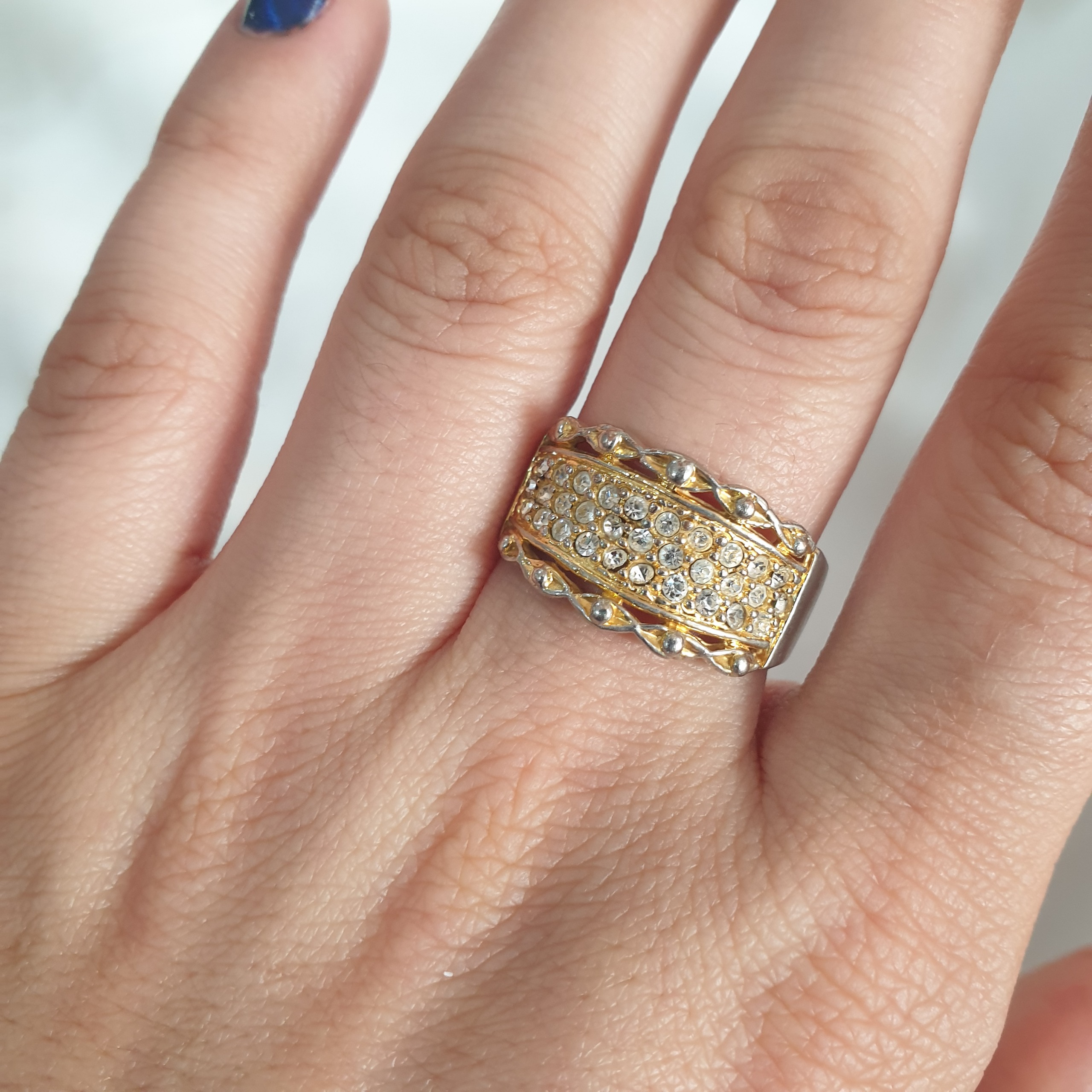 یک عدد انگشتر زیبای زنانه