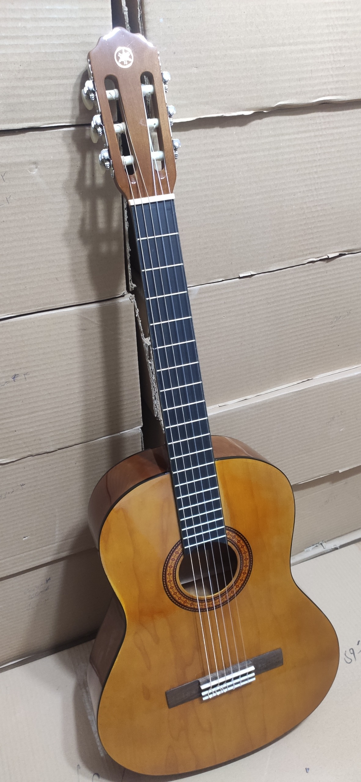 گیتار یاماها c40 همراه با کیف ضد ضربه و مضراب