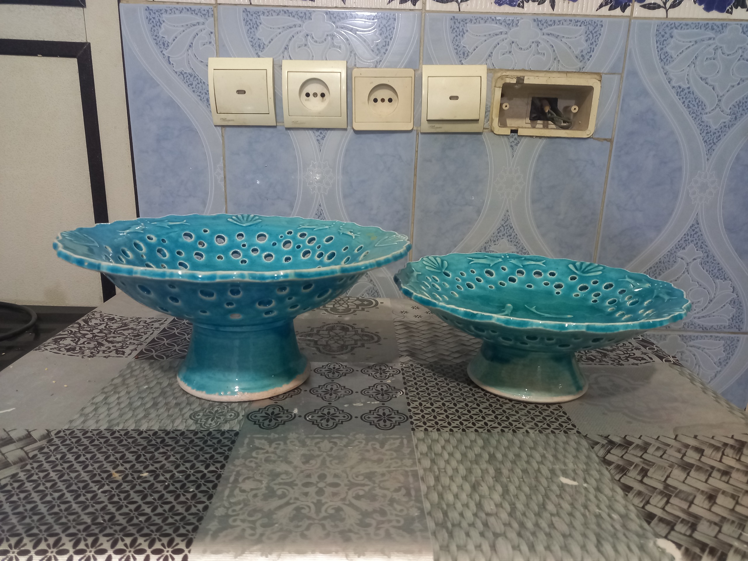 دوعدد ظرف میوه خوری و شکلات رنگ ابی طرح حوض و ماهی