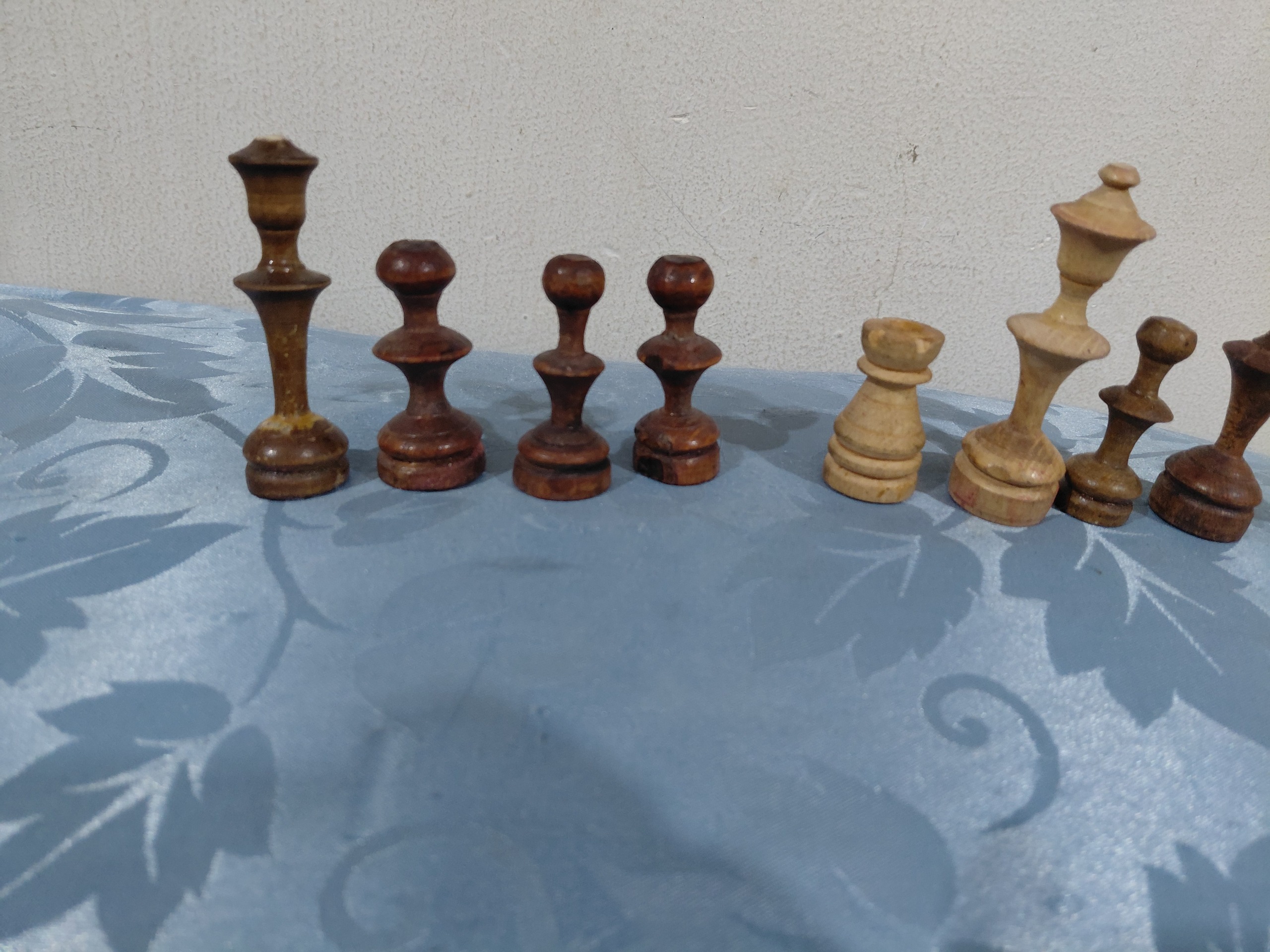 مهره های چوبی شطرنج ناقص