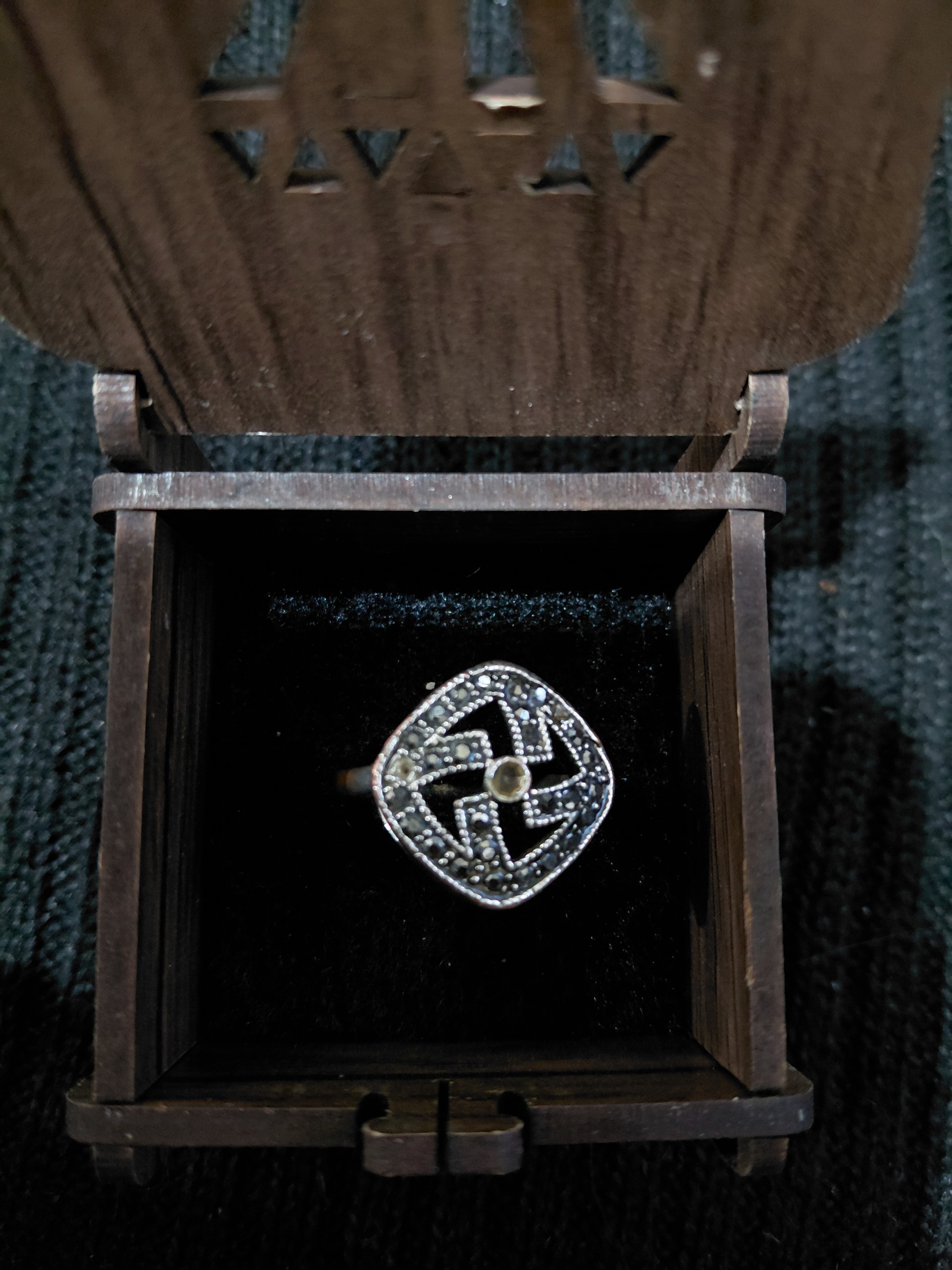 انگشتر زنانه شیک نگین دار