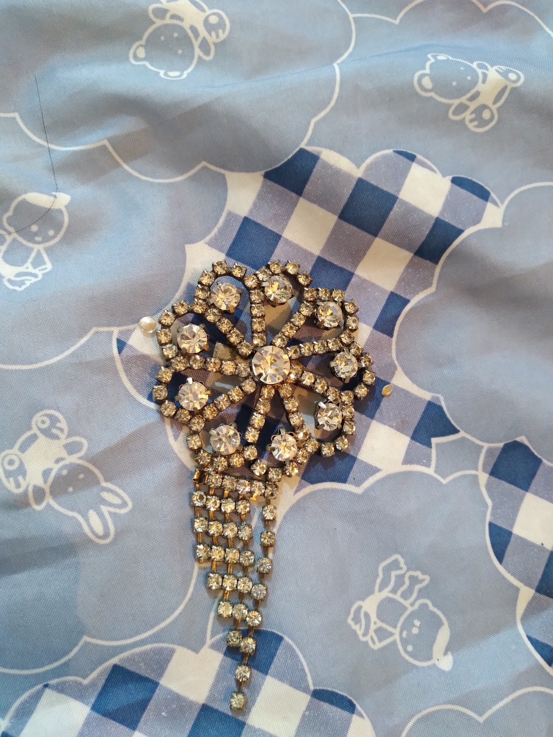 بچ سنجاق سینه یا گل سینه نگین کاری شده