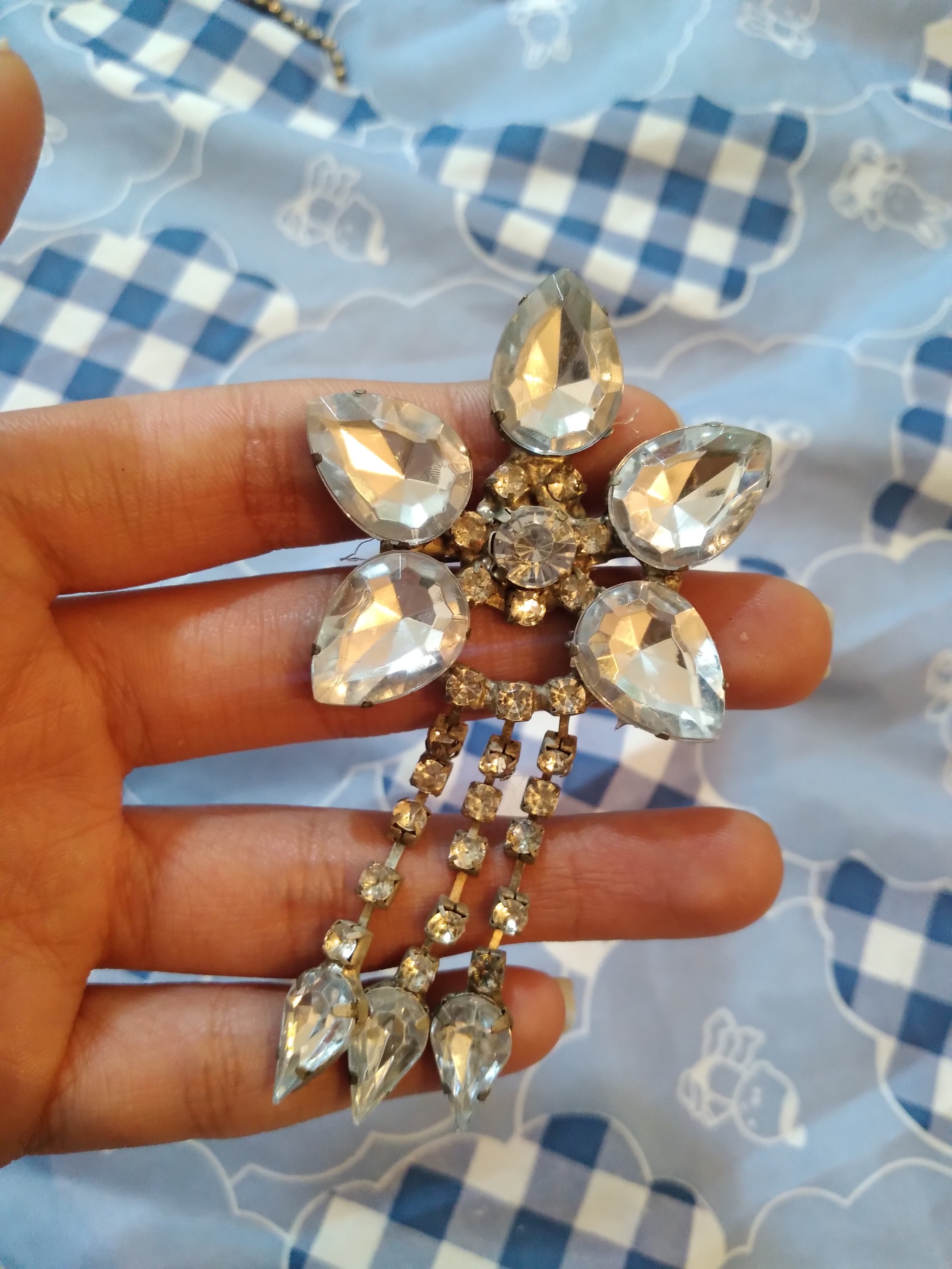 گل سینه نگین کاری شده