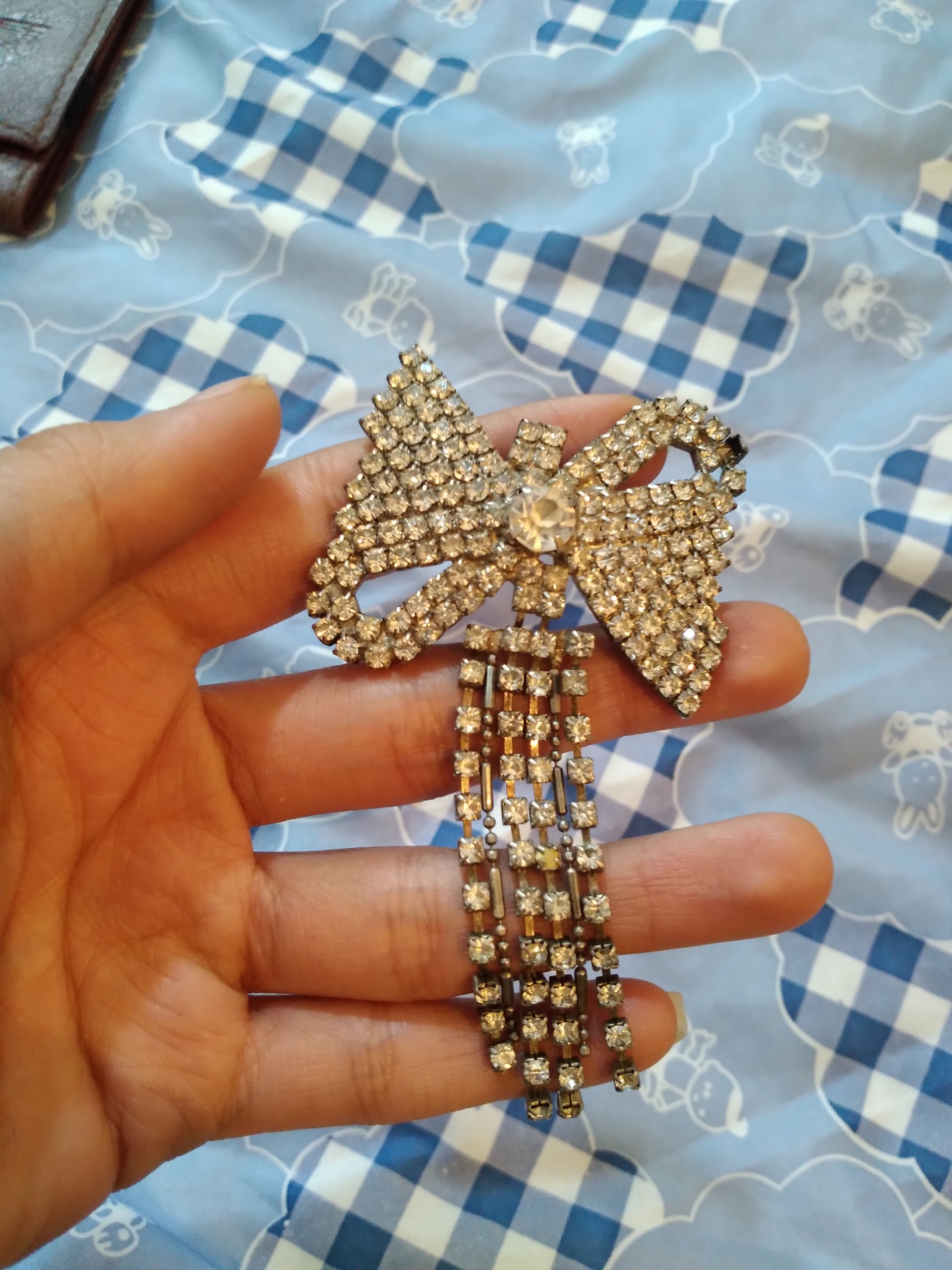 بج سنجاق سینه یا گل سینه نگین کاری شده