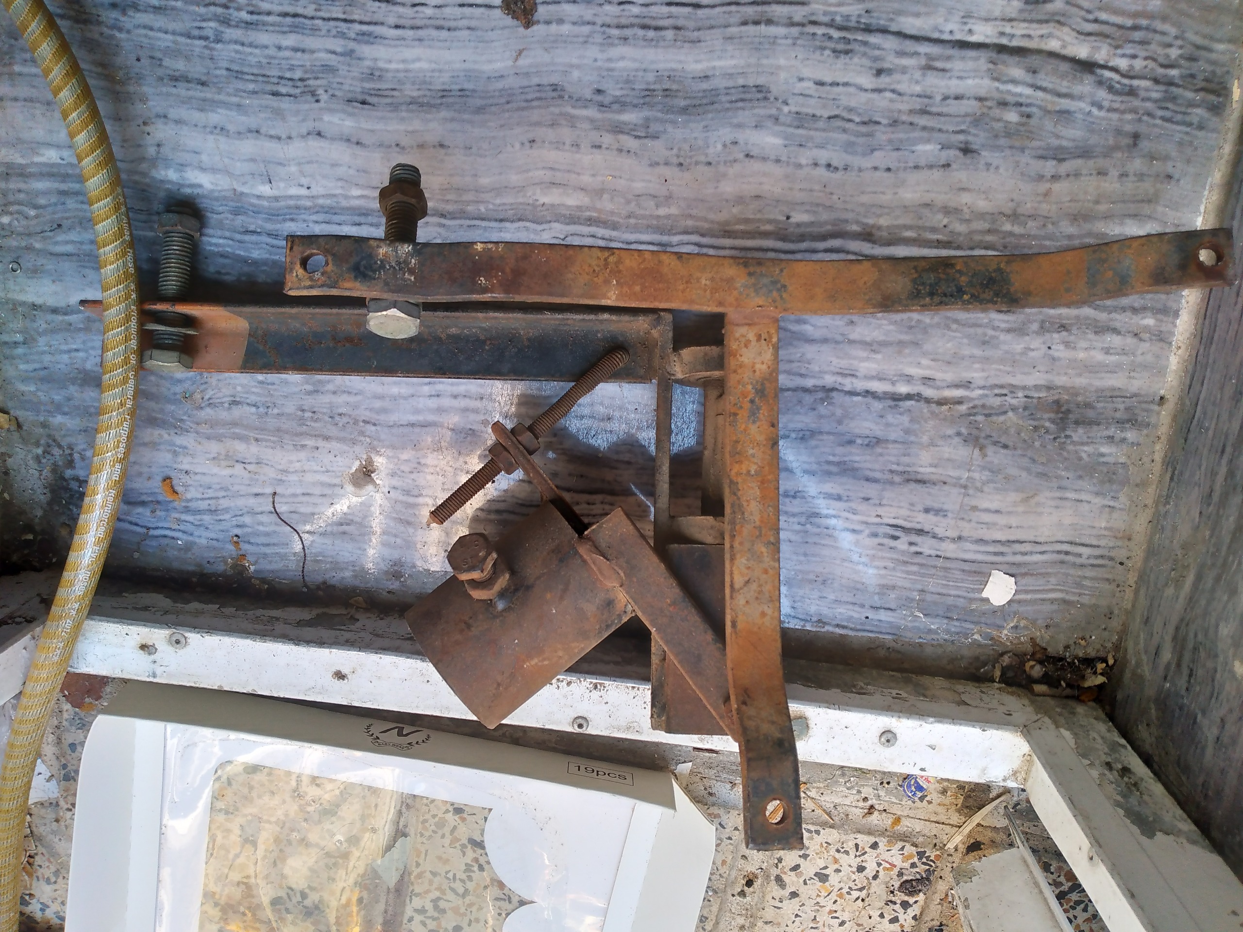 سه پایه فلزی طبق عکس