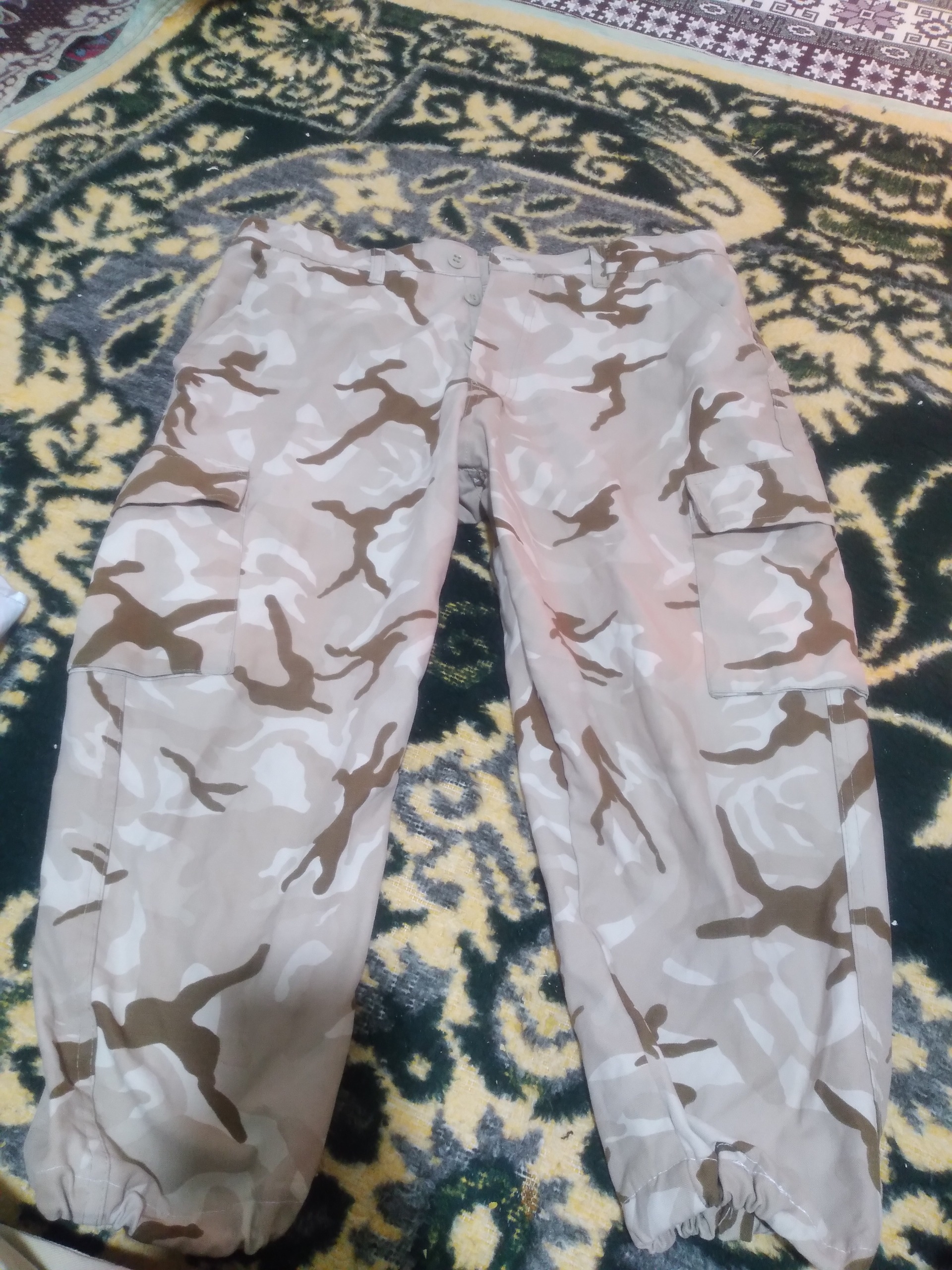 شلوار نظامی کوتاه  انتهای شلوار کش دوخته شده