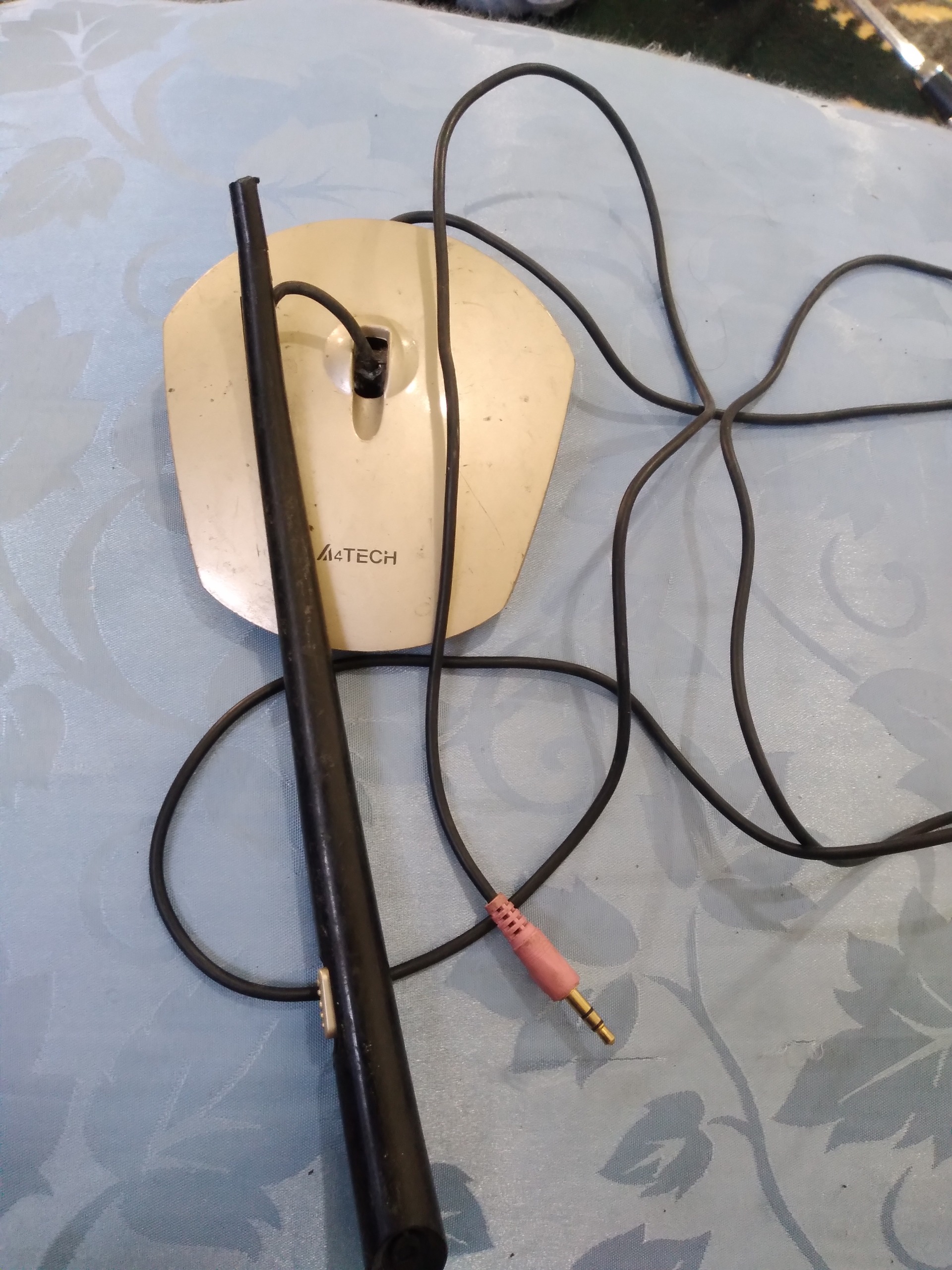 میکروفون کنفرانس معیوب شکسته