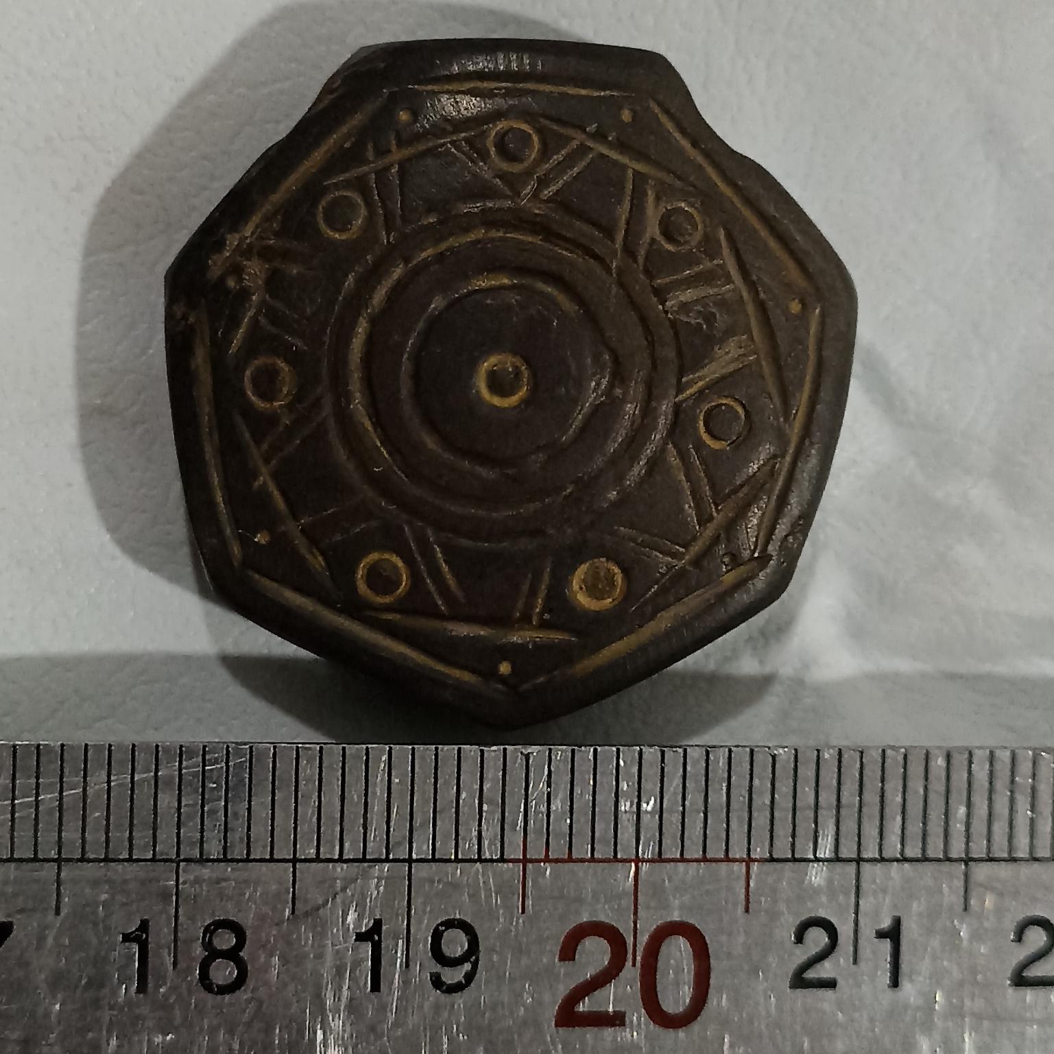 مهره هبهاب معدنی مصری روی جسم سخت خط میندازه