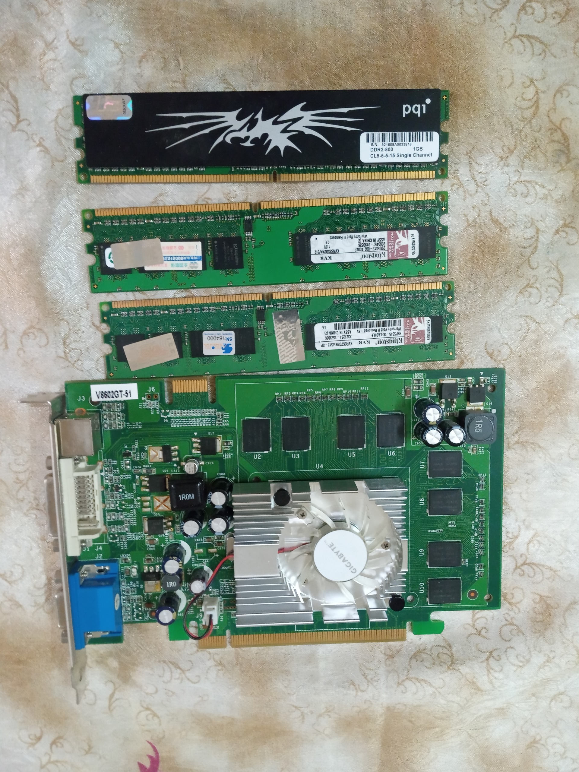 کارت گرافیک  و 3عدد رم ddr2