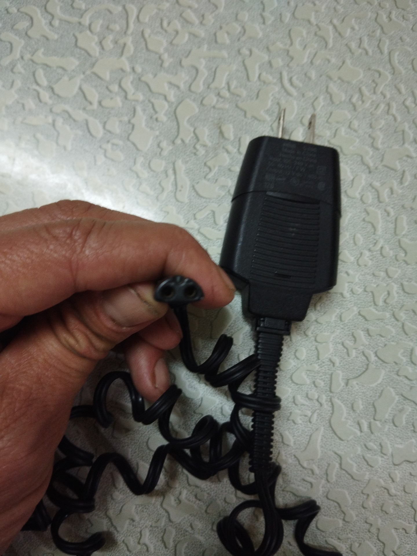 آداپتور و شارژر ریشتراش براون رو کارتنی سالم12ولت