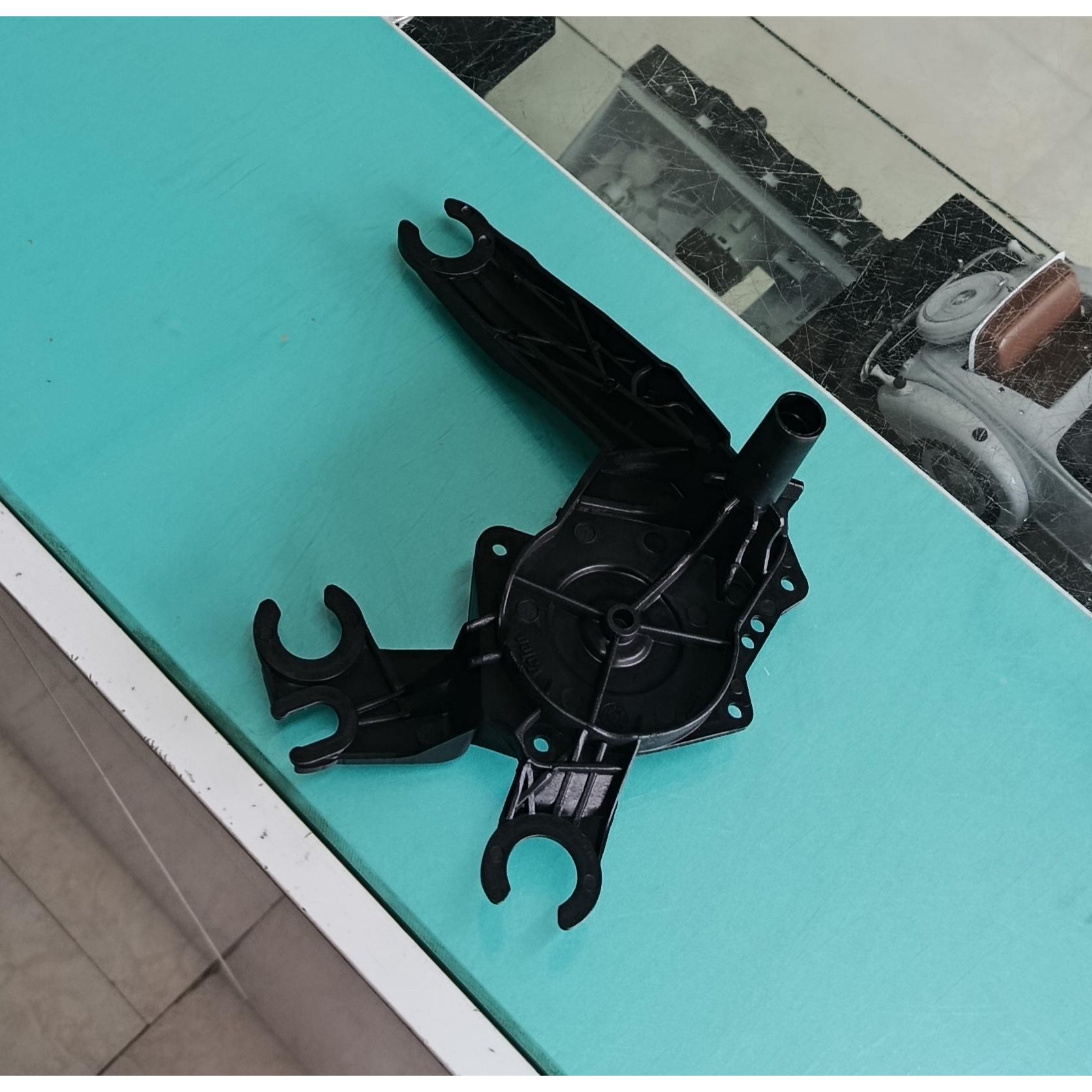 پایه موتور برف پاک کن عقب 206 هاچ بک