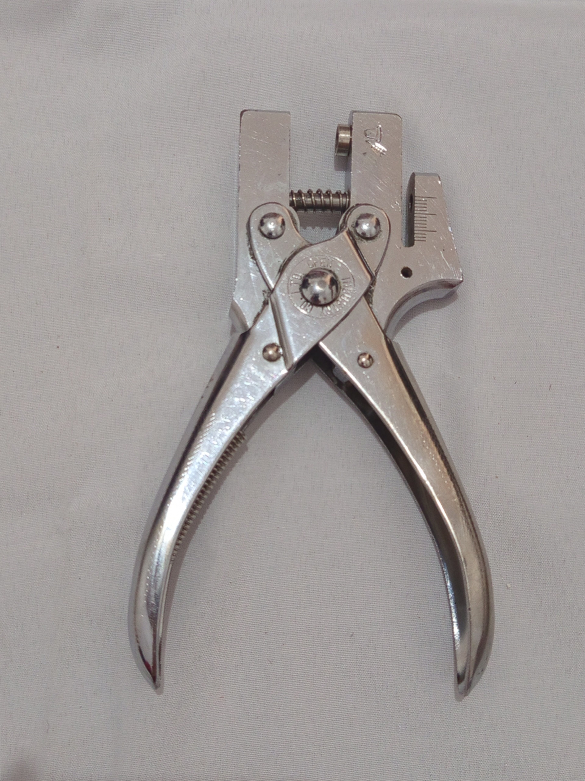 سوراخ کن دستی