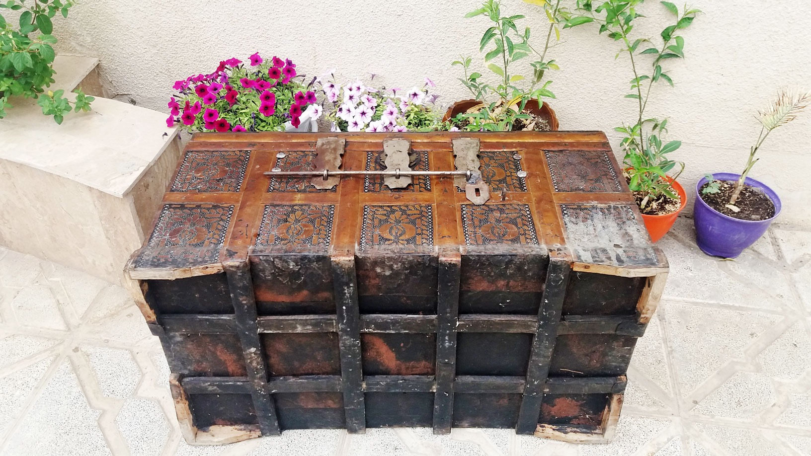 گاو صندوق چوبی قفل دار آنتیک با روکش فلزی نگارگری