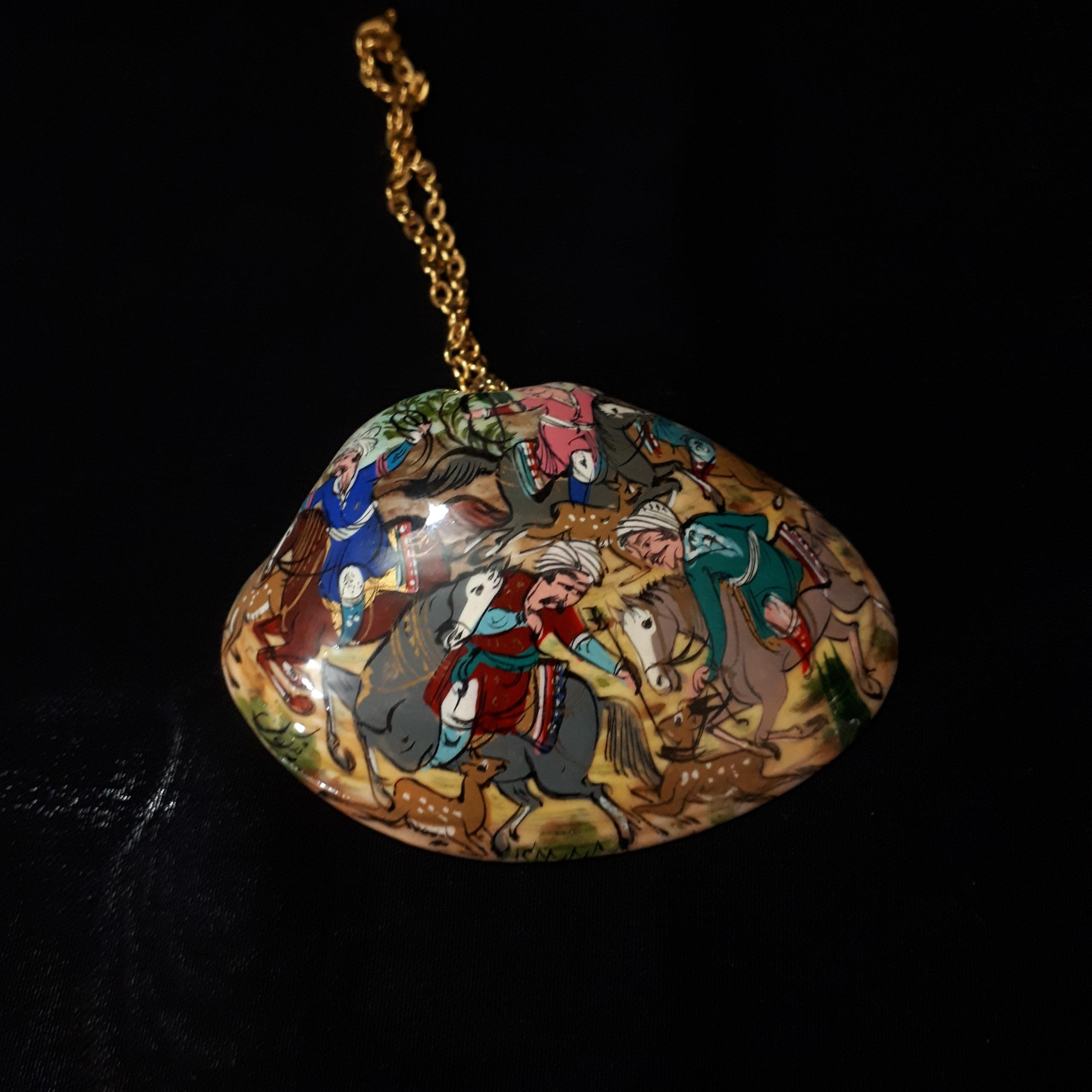 گردنبند مینیاتور روی صدف