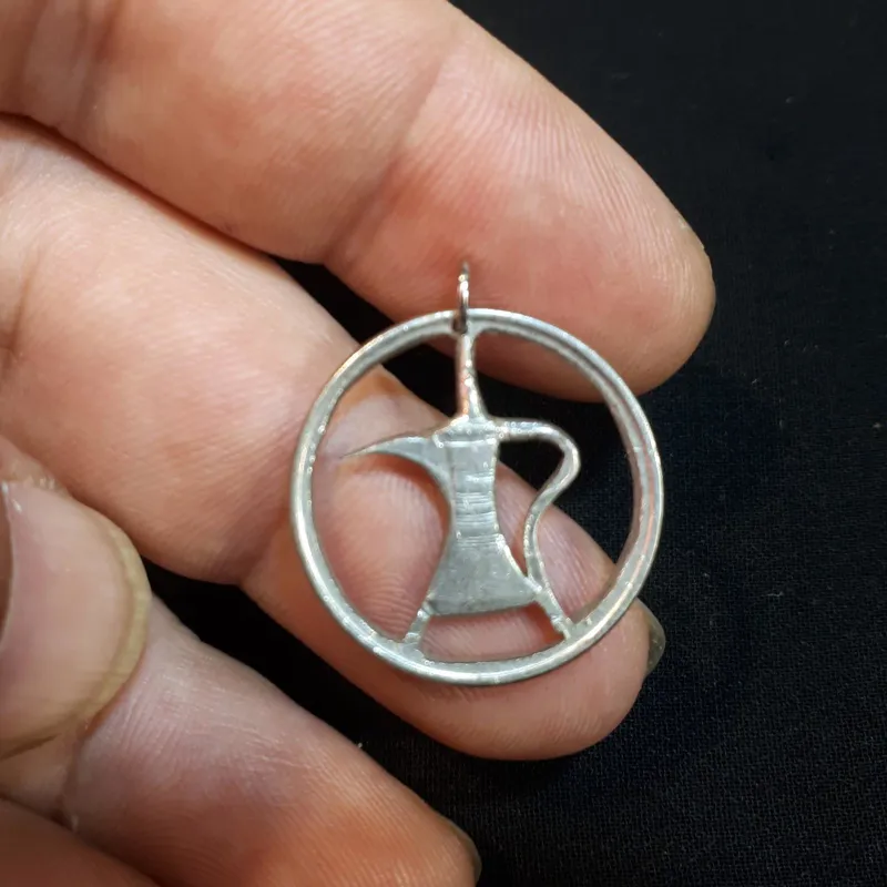 آویز اره کاری روی سکه