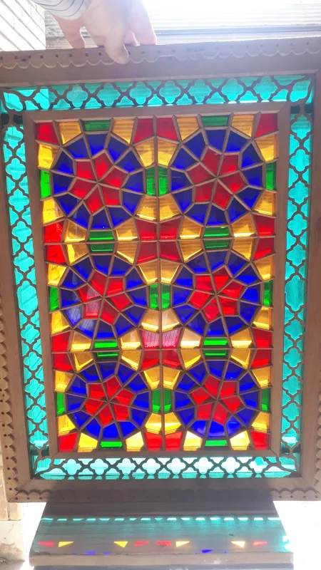پنجره گره چینی اروسی درب کوبه شیشه رنگی