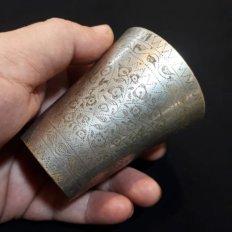 لیوان برنجی قدیمی قلمزنی شده