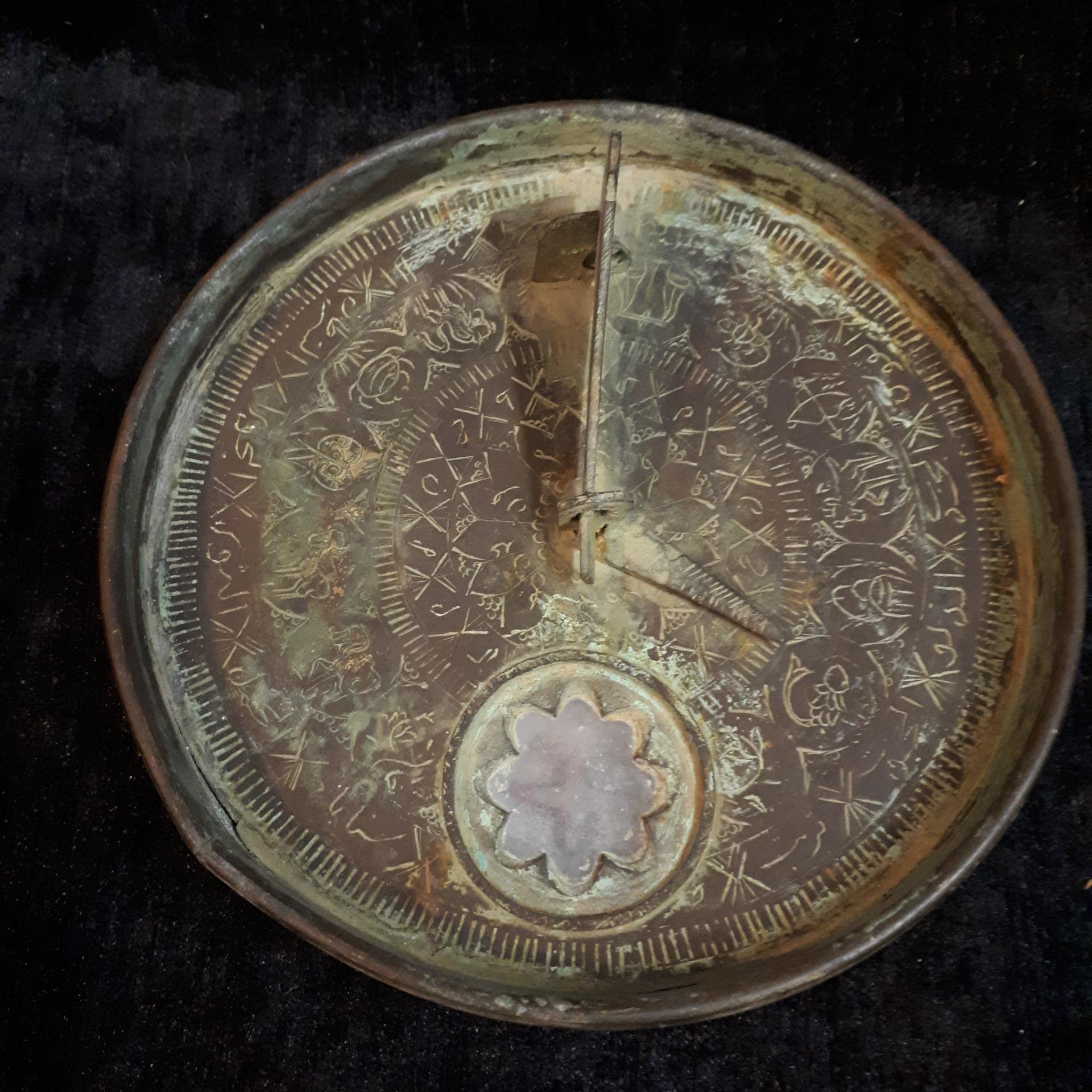 اسطرلاب ساعت آفتابی رمل تاس قرعه