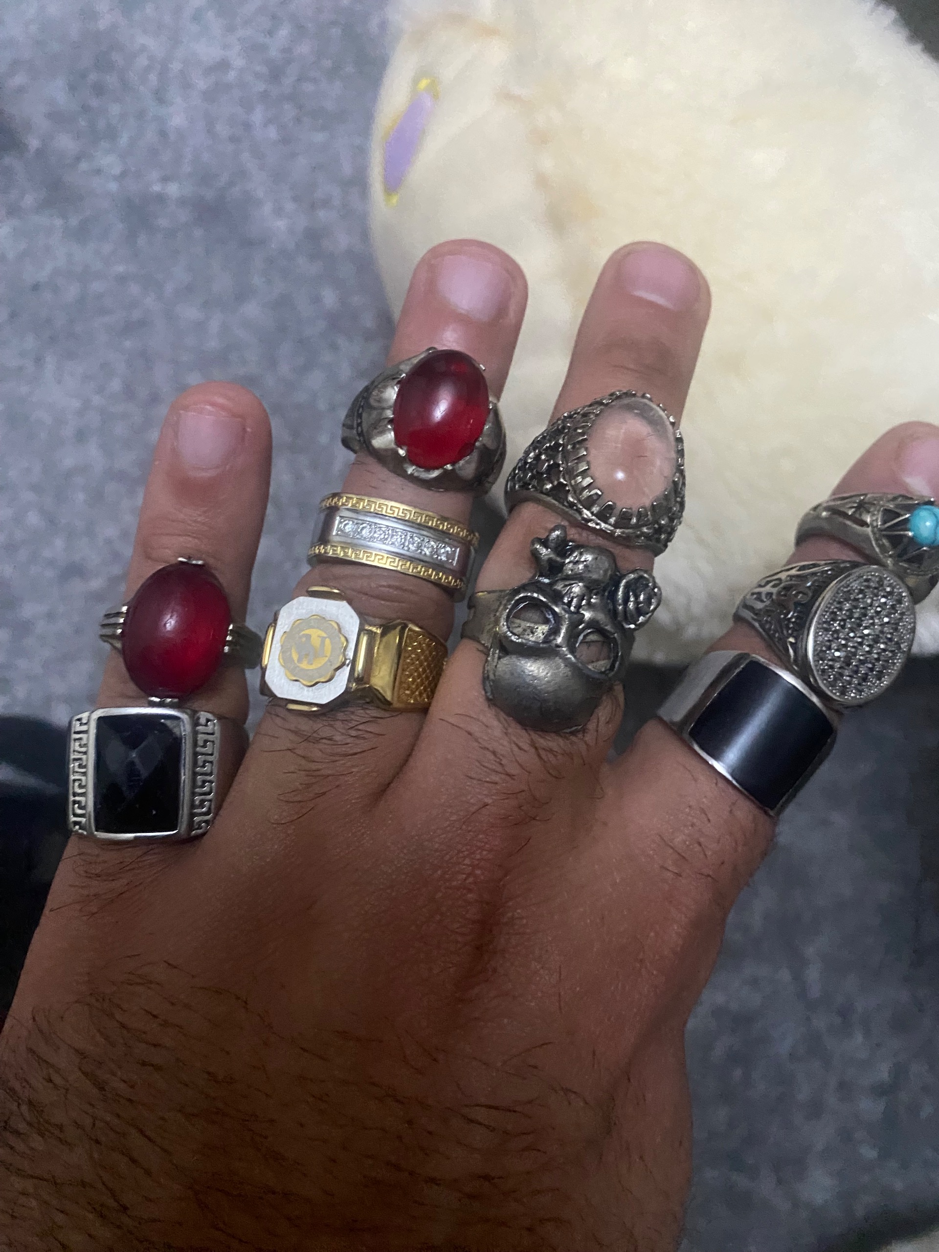 تعداد زیادی انگشتر و پلاک