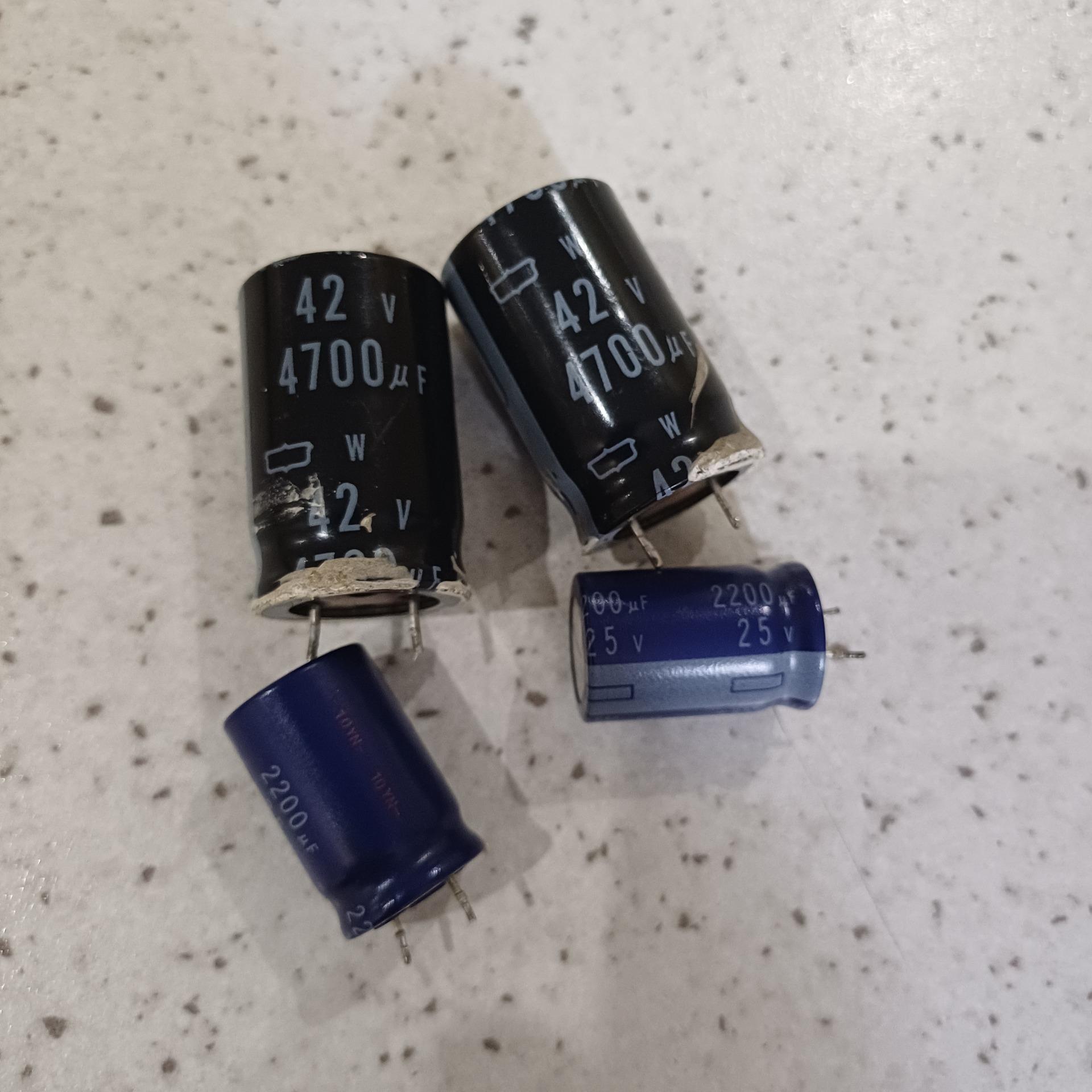 4عدد خازن 4700 میکرو 42 ولت و2200 میکرو 25 ولت