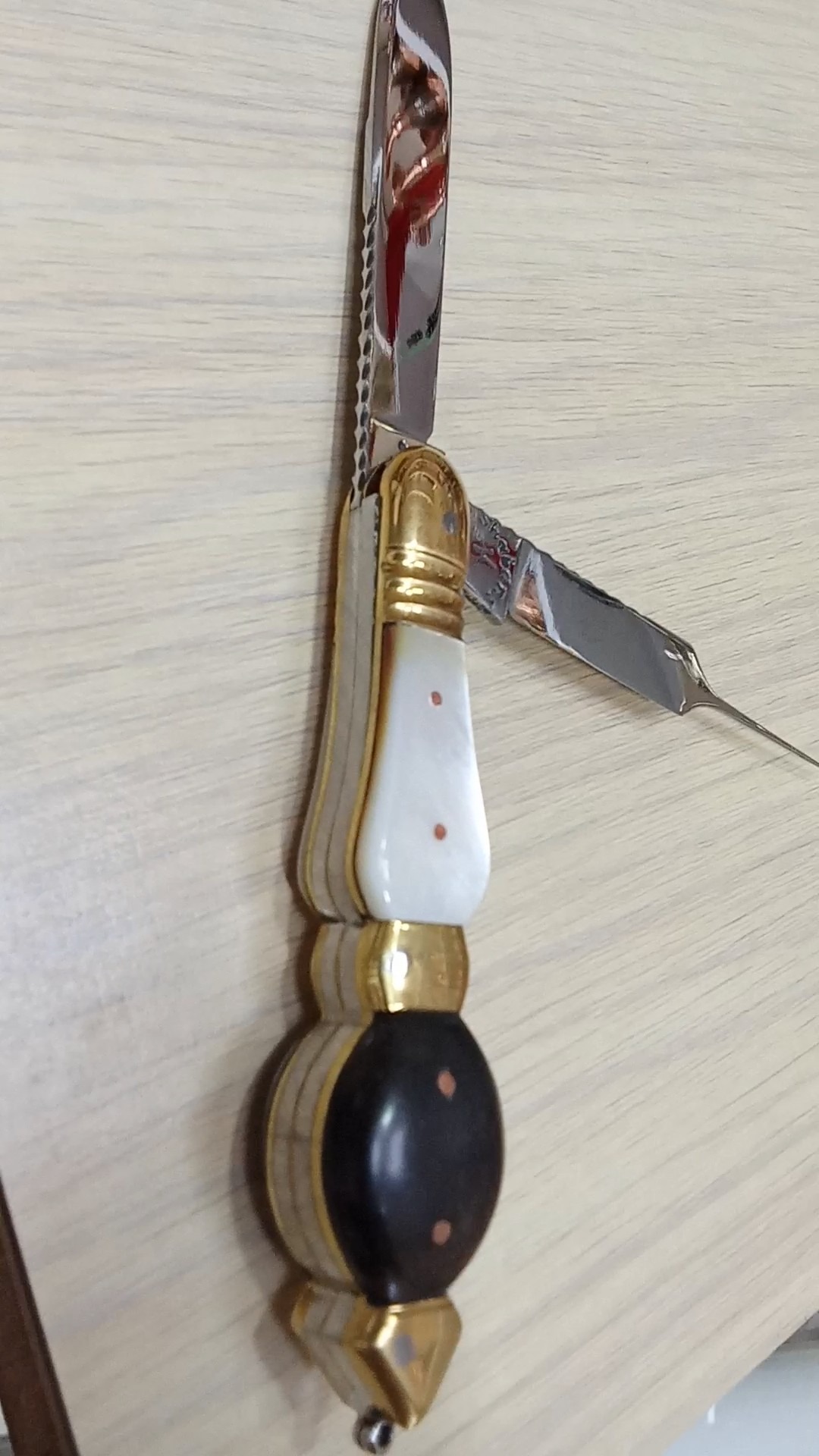 چاقوکلکسیونی دوتیغ دورنگ دسته صدف استادشعبانی