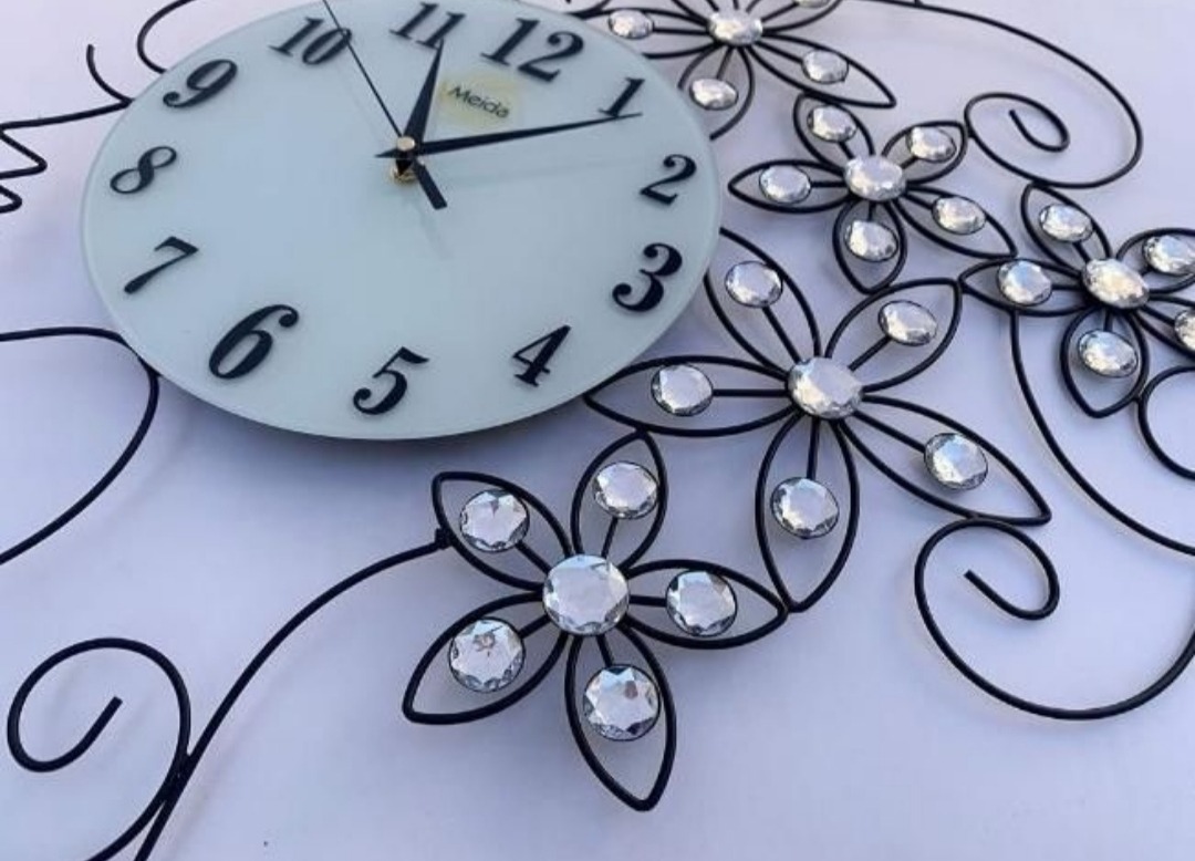 ساعت دیواری مدرن طرح نیمرخ زن