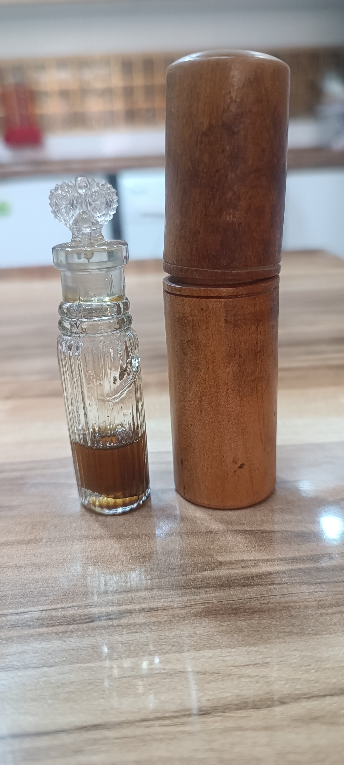 عطر و جای عطر کهنه حداقل بیست ساله باز نشده