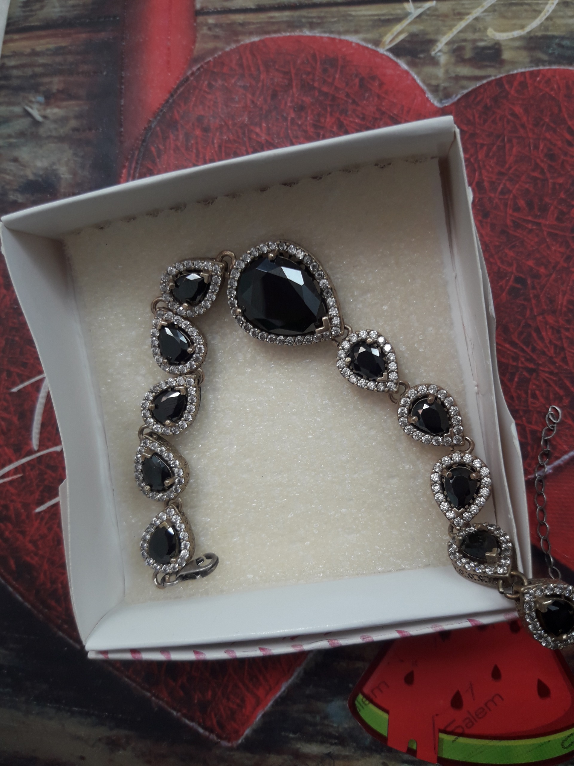 دستبند تمام نگین با سنگ زینتی