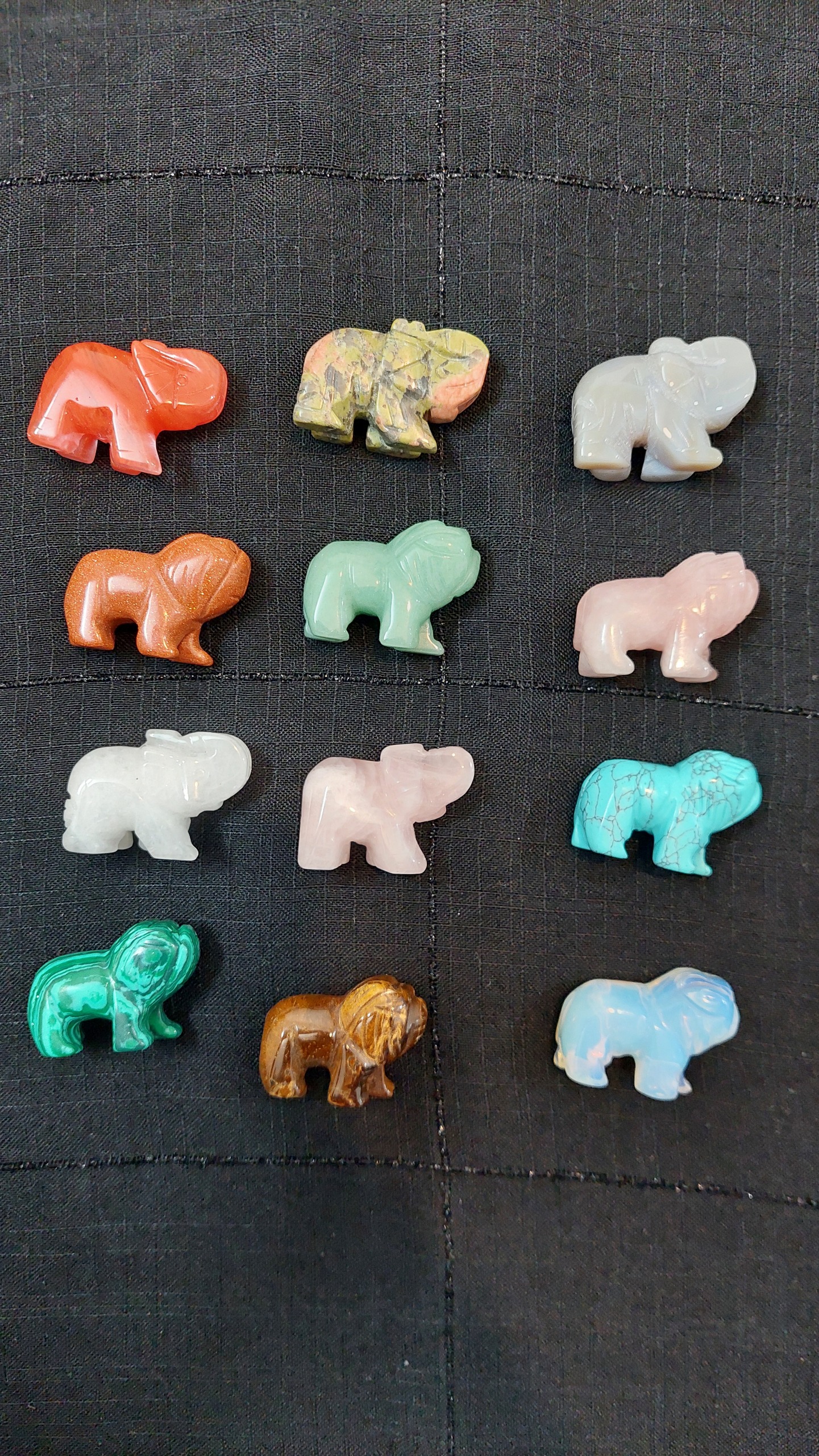 مجسمه های سنگی تراش خورده