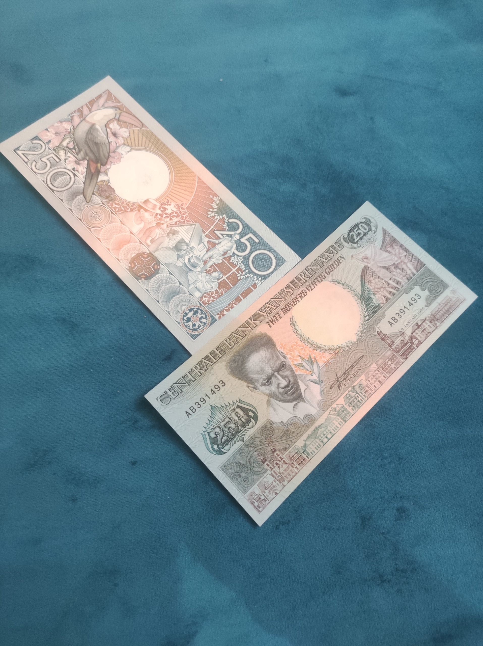 تخفیف عالی دو عدد اسکناس گیلدن سورینام تابلویی
