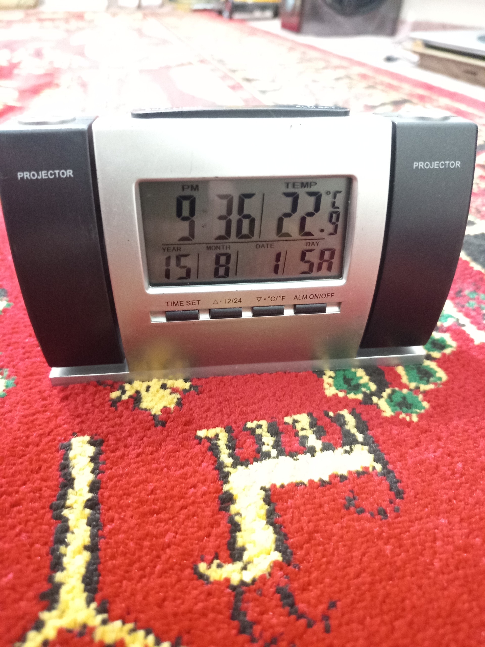 ساعت رو میزی پرژکتوری