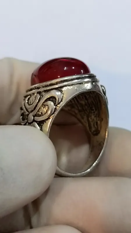 انگشتر نگین سرخ ، رکاب نقره ای ، حراج