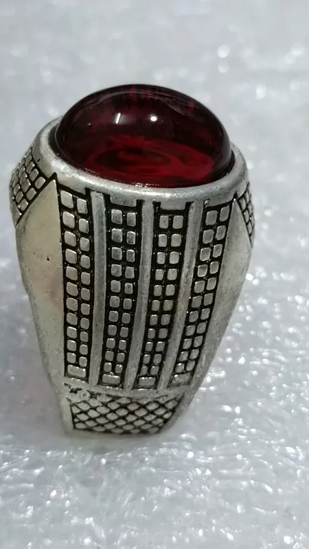 حراج انگشتر نگین دار سرخ رنگ درجه یک