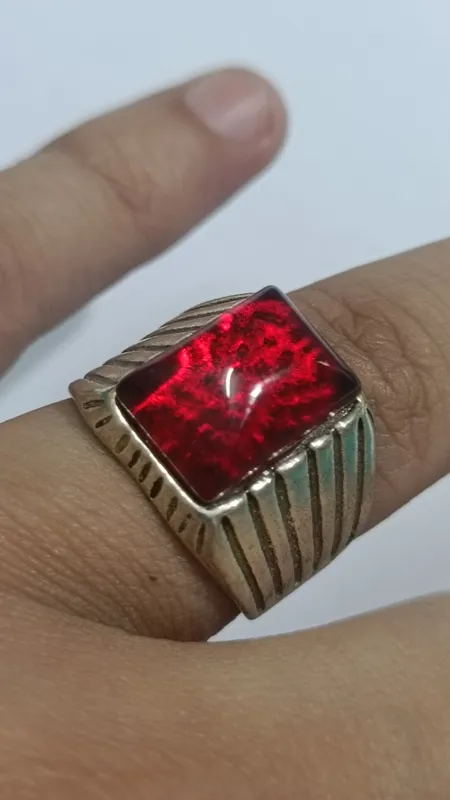 حراج انگشتر ، با نگین سرخ رنگ