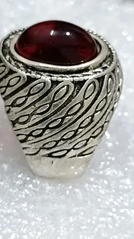 حراج انگشتر با نگین سرخ رنگ