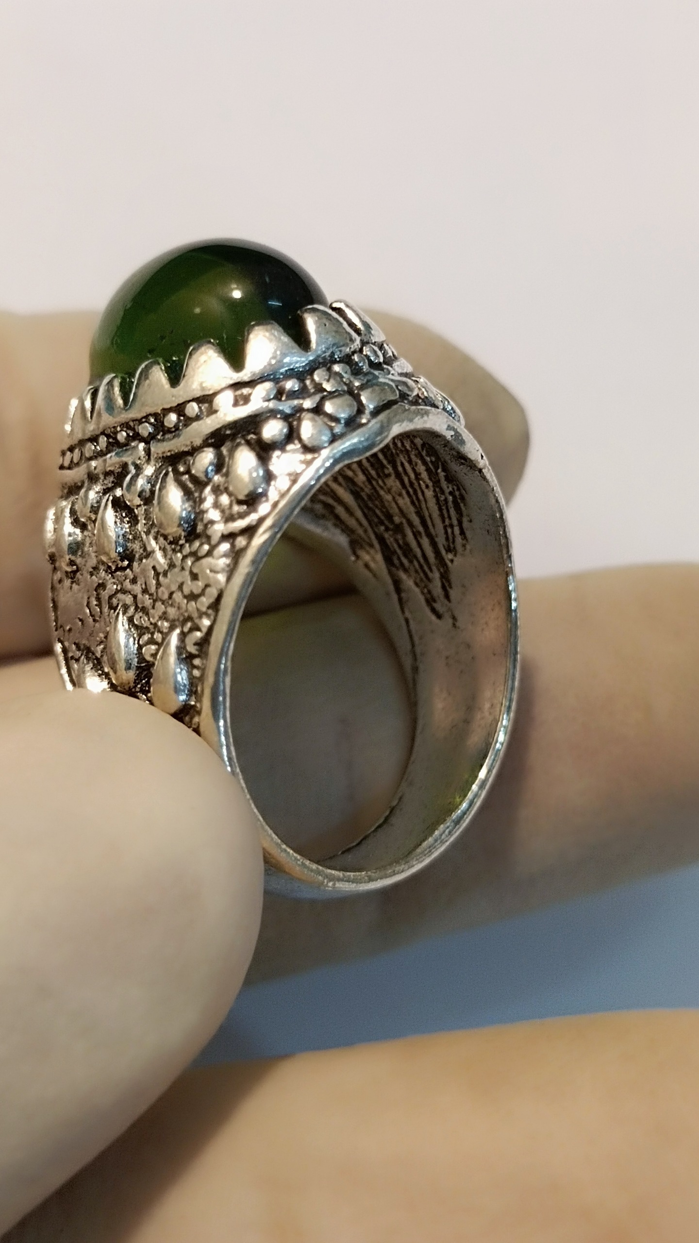 انگشتر نگین سبز رکاب نقره ای رنگ حراجی