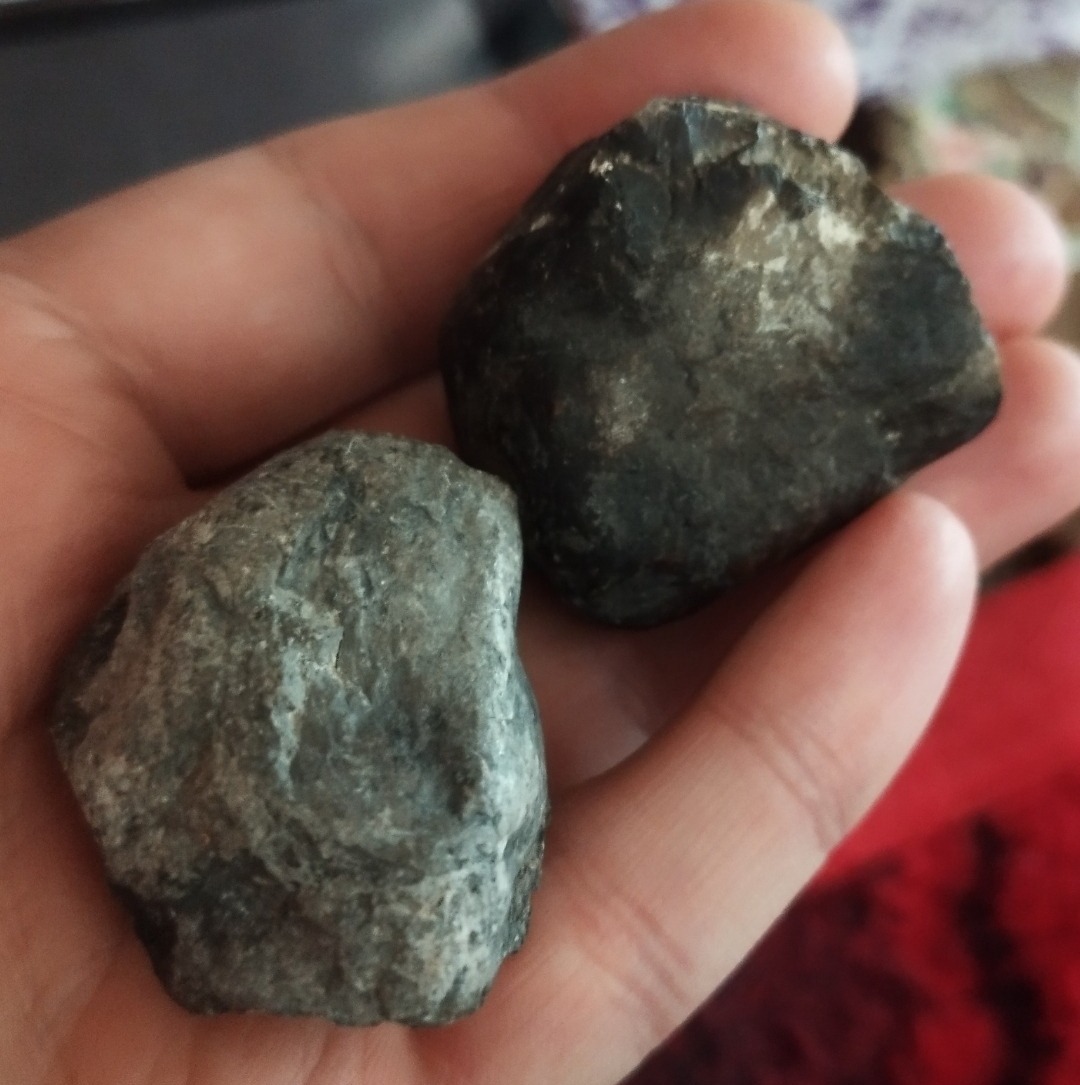 2 عدد سنگ مشکوک به شهاب سنگ معدنی