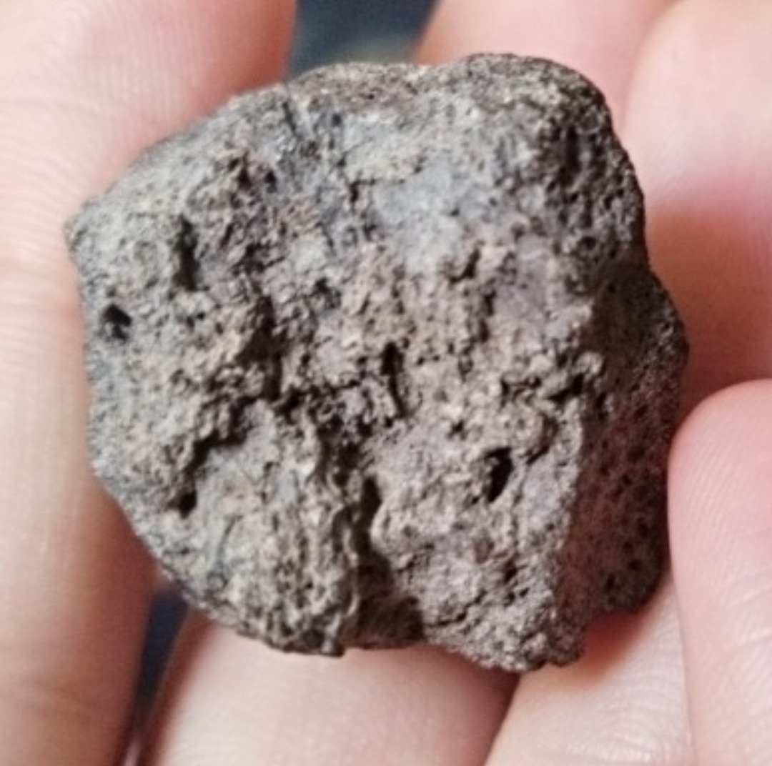 سنگ 18 گرمی ترازوکش مشکوک به شهاب سنگ