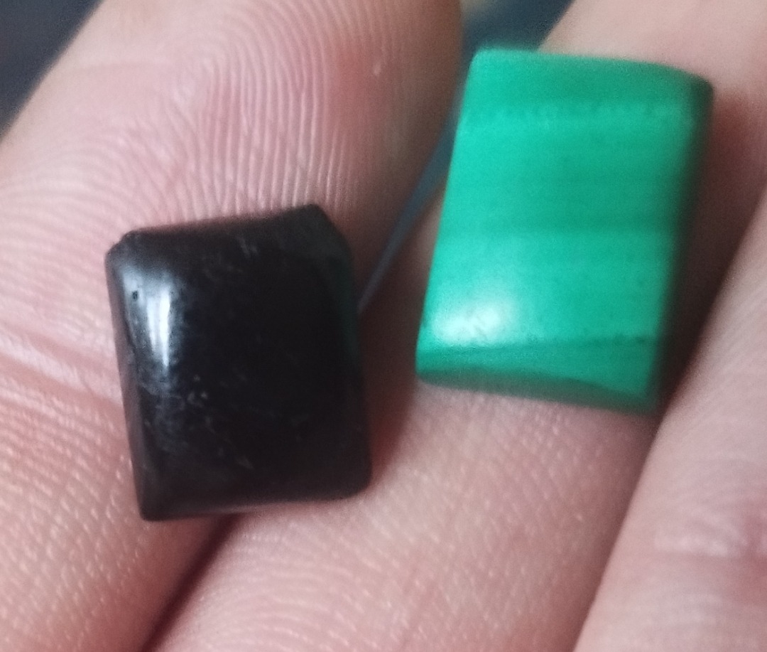 2 عدد نگین معدنی مالاکیت کنگو و تورمالین مشکی