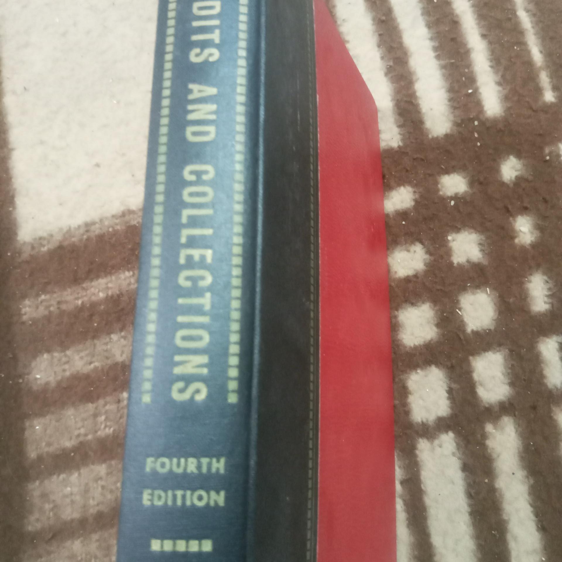 کتاب مجموعه ها و اعتبارات به خط انگلیسی