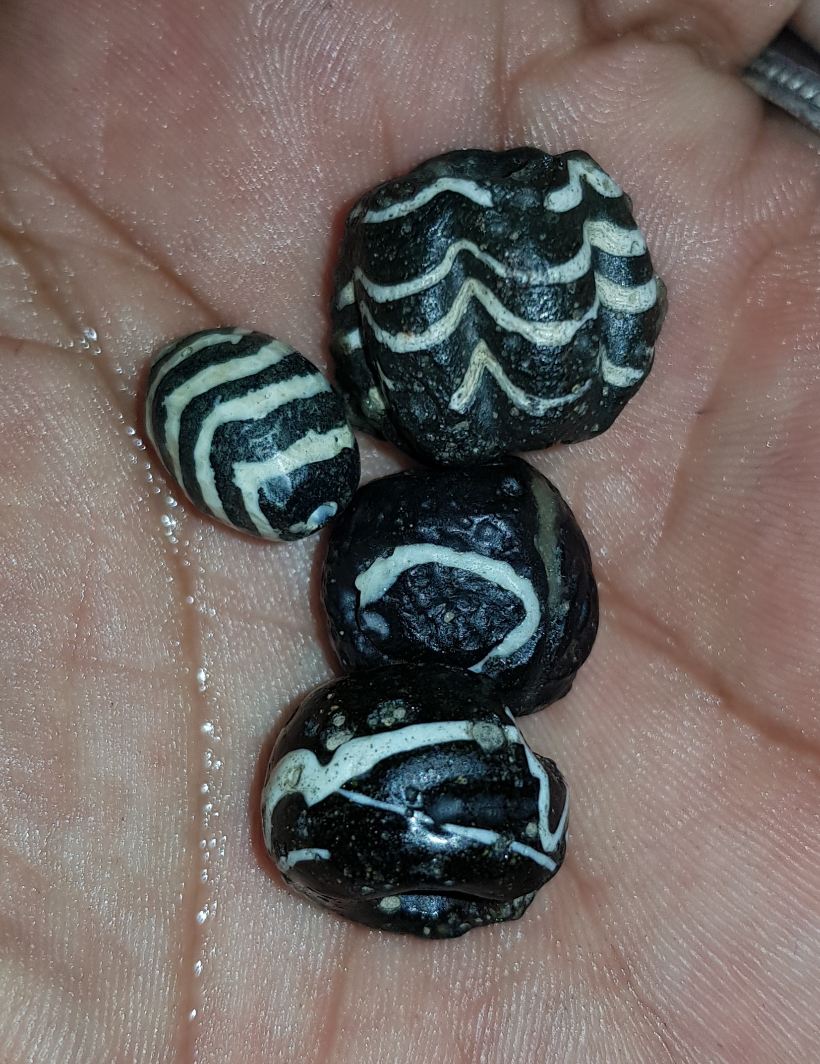 مهره ها بند کهنه باستانی