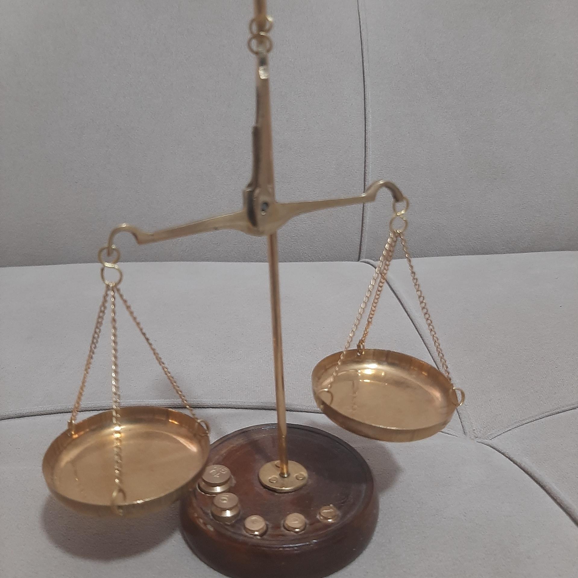 ترازوی دکوری دو کفه