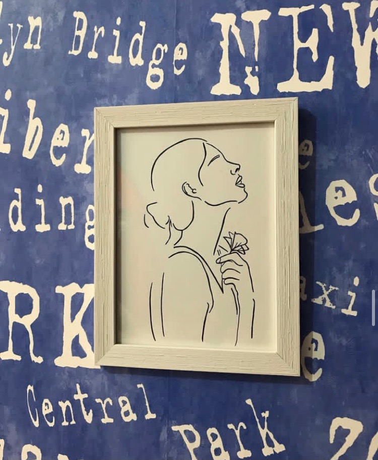 نقاشی مینیمال دختر و پروانه