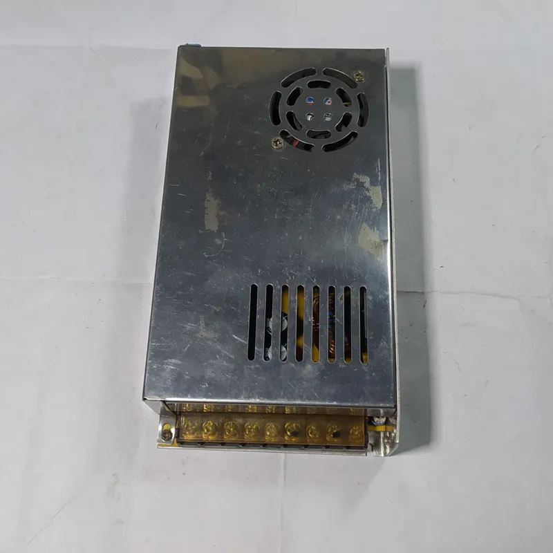 منبع تغذیه 12 ولت