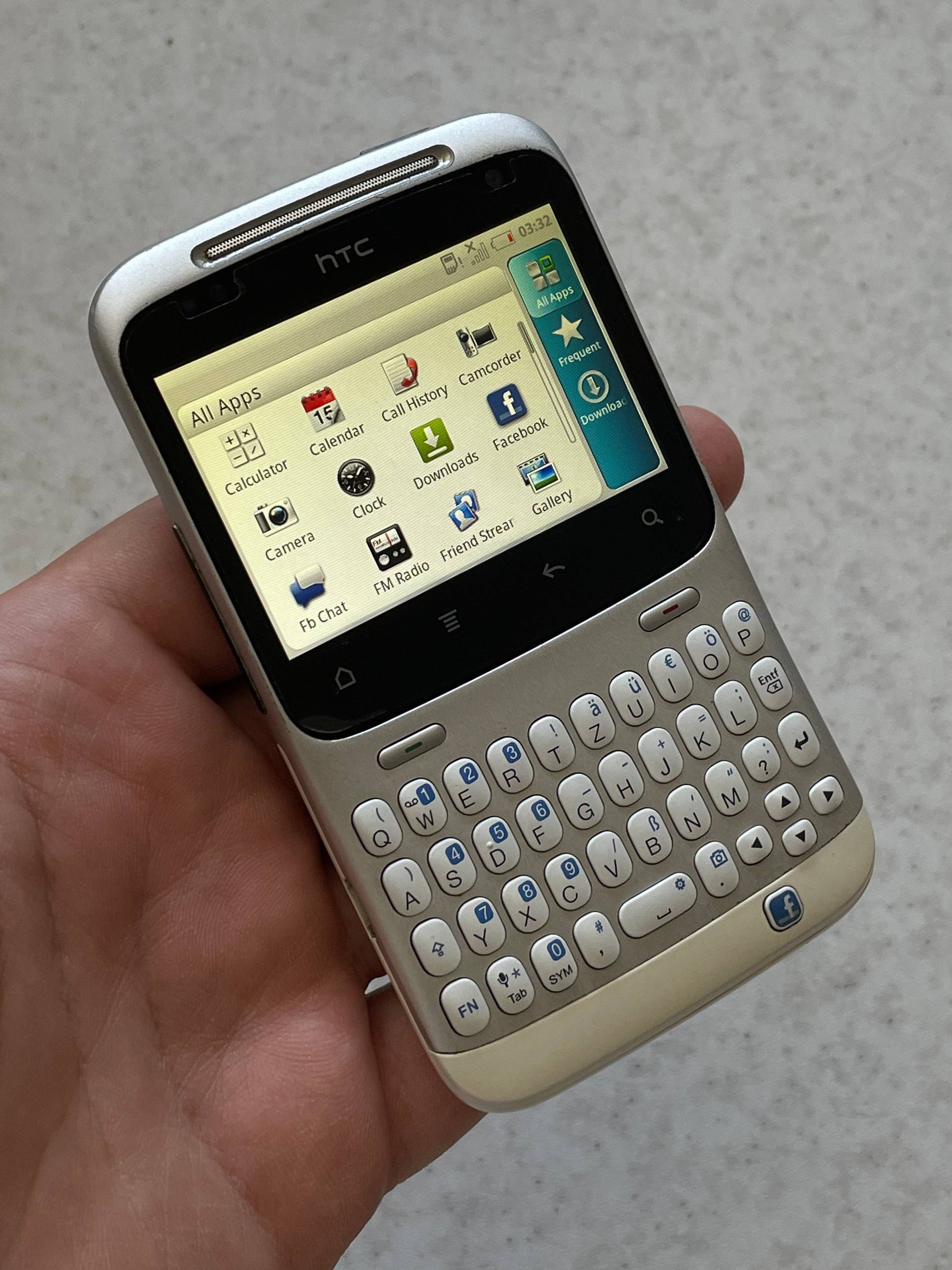 اچ تی سی چاچا سفید در حد نو با جعبه