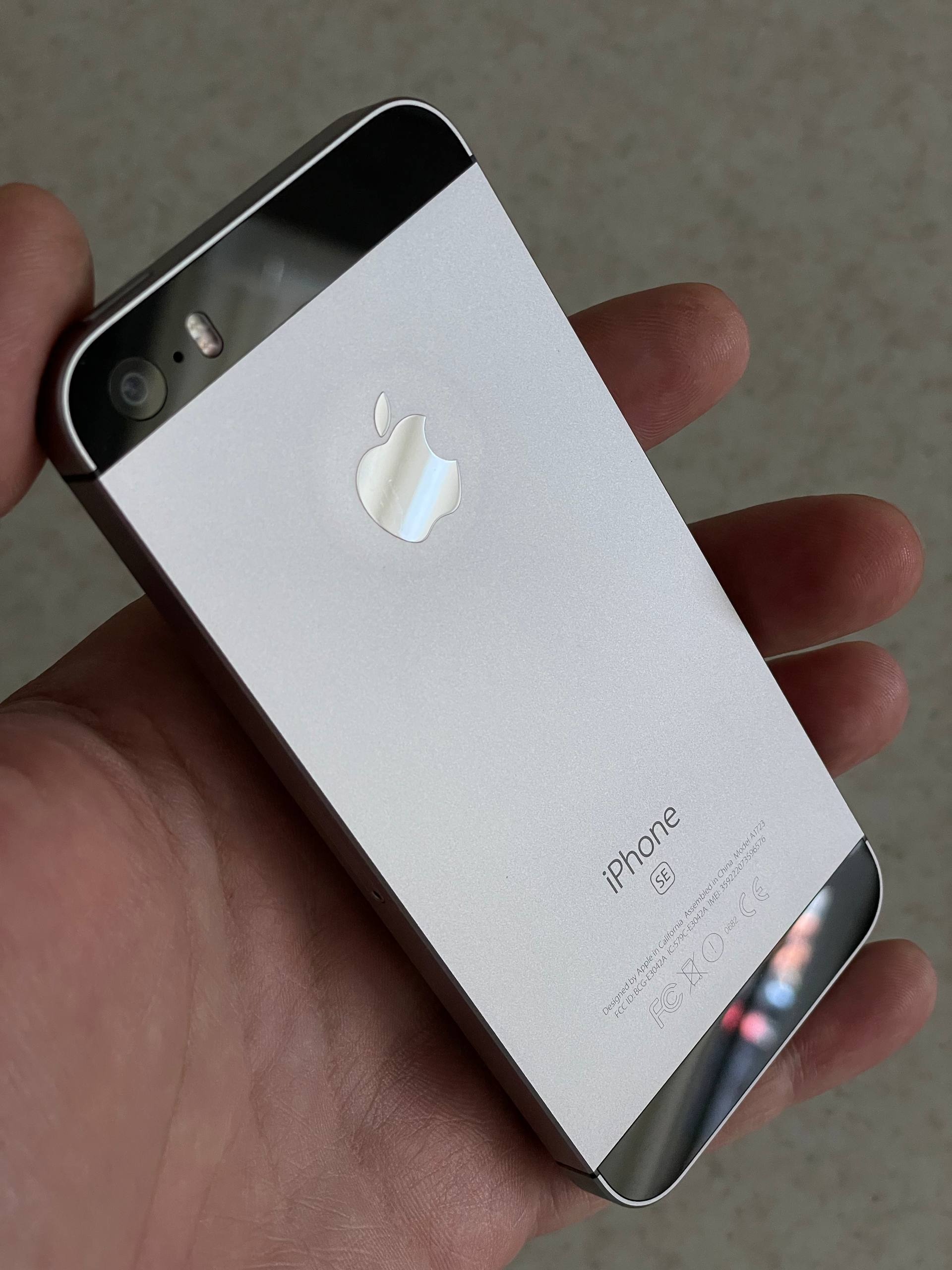 آیفون SE 64 GB ، مشابه آکبند ، استثنائی