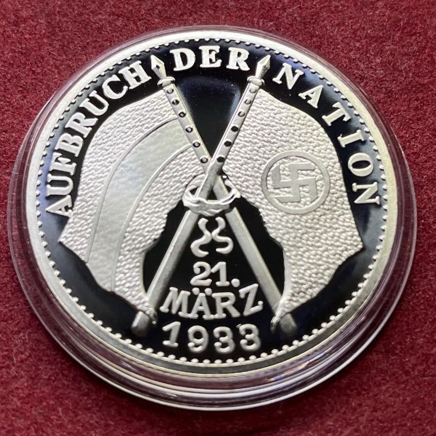 مدال یادبود هیتلر طرح پرچم با صلیب شکسته