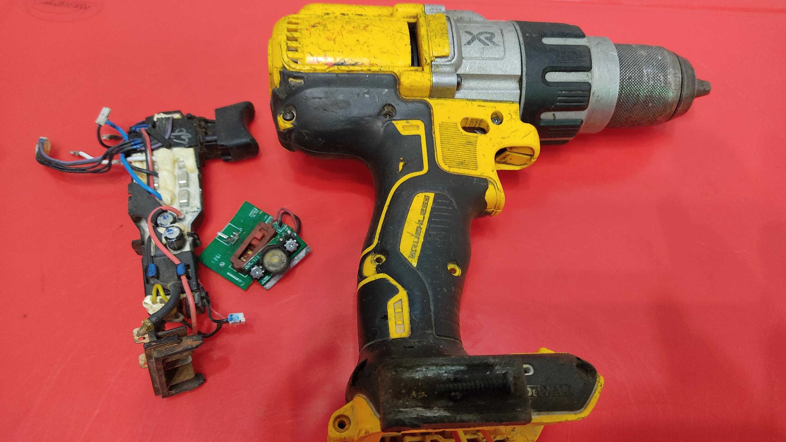 دریل شارژی براشلس چکشی دیوالت مدل DCD996